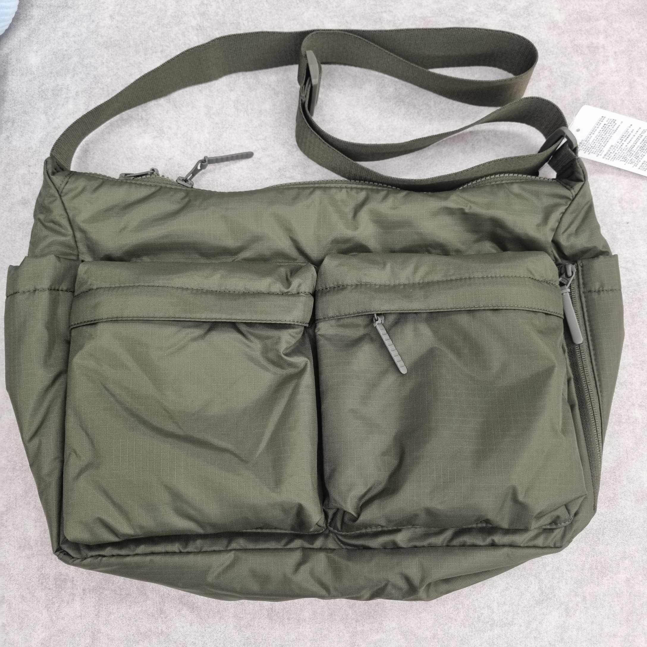 Uniqlo Multi Pocket Shoulder Bag Olive 착용 스타일