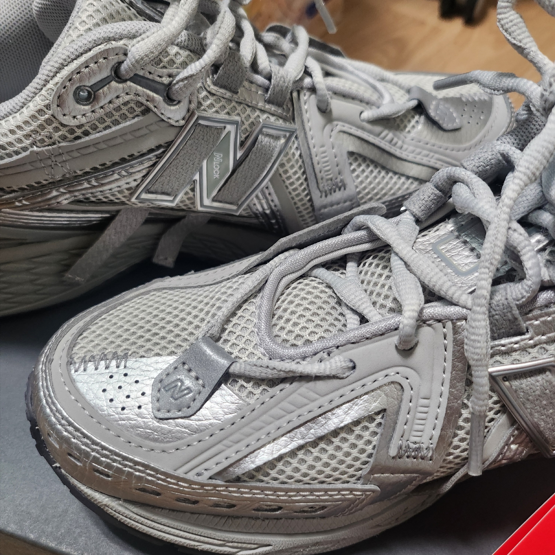 New Balance 1906A Concrete Silver Metallic 착용 스타일 - 1