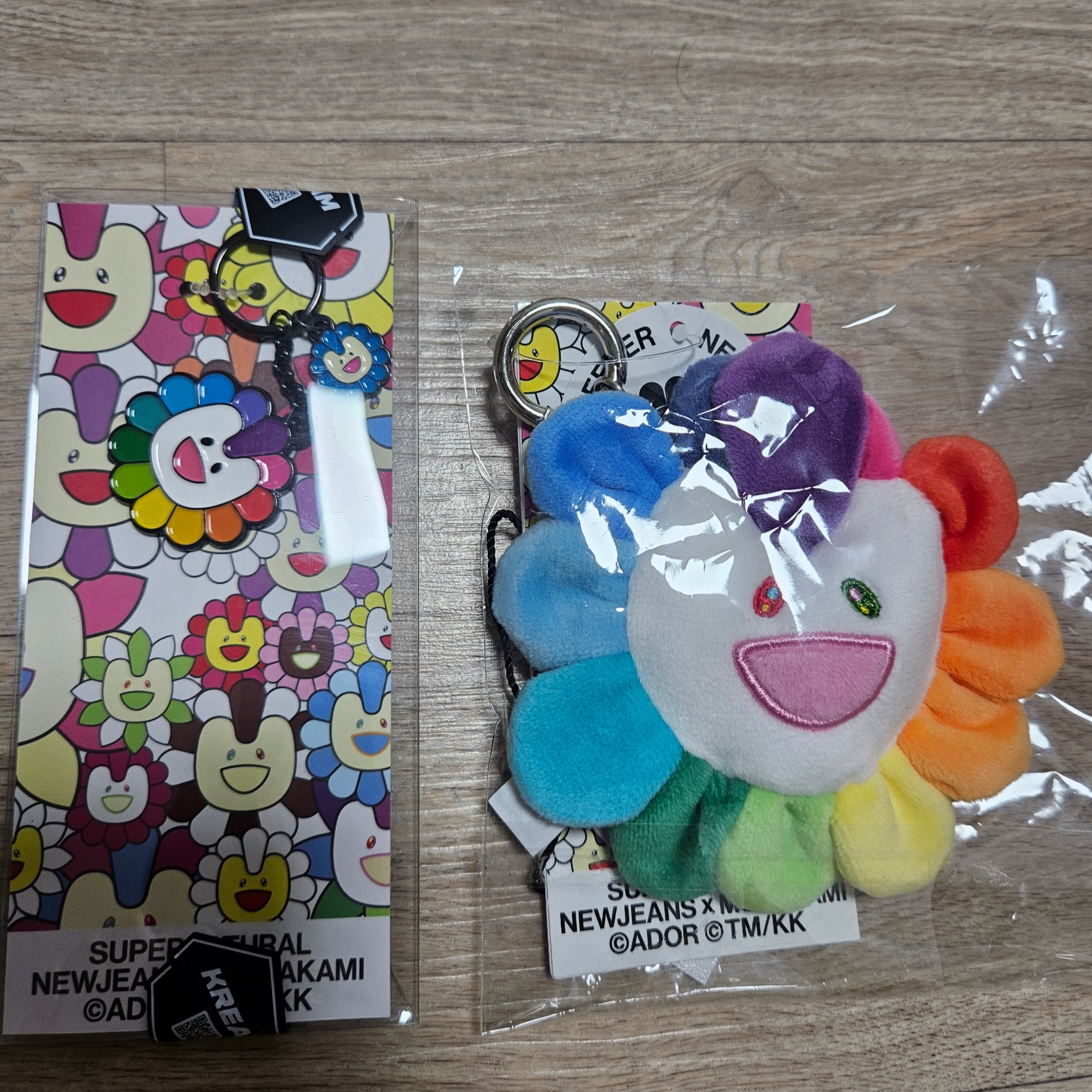 NewJeans x Murakami Metal Keyring Flower, NewJeans x Murakami Plush Keyring Flower 착용 스타일 - 2