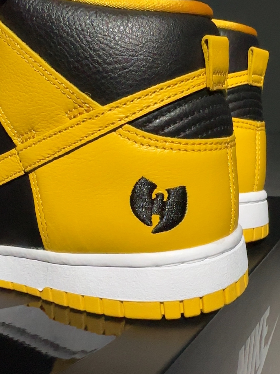 Nike Wu-Tang Clan Dunk High Black and Pollen 착용 스타일 - 3