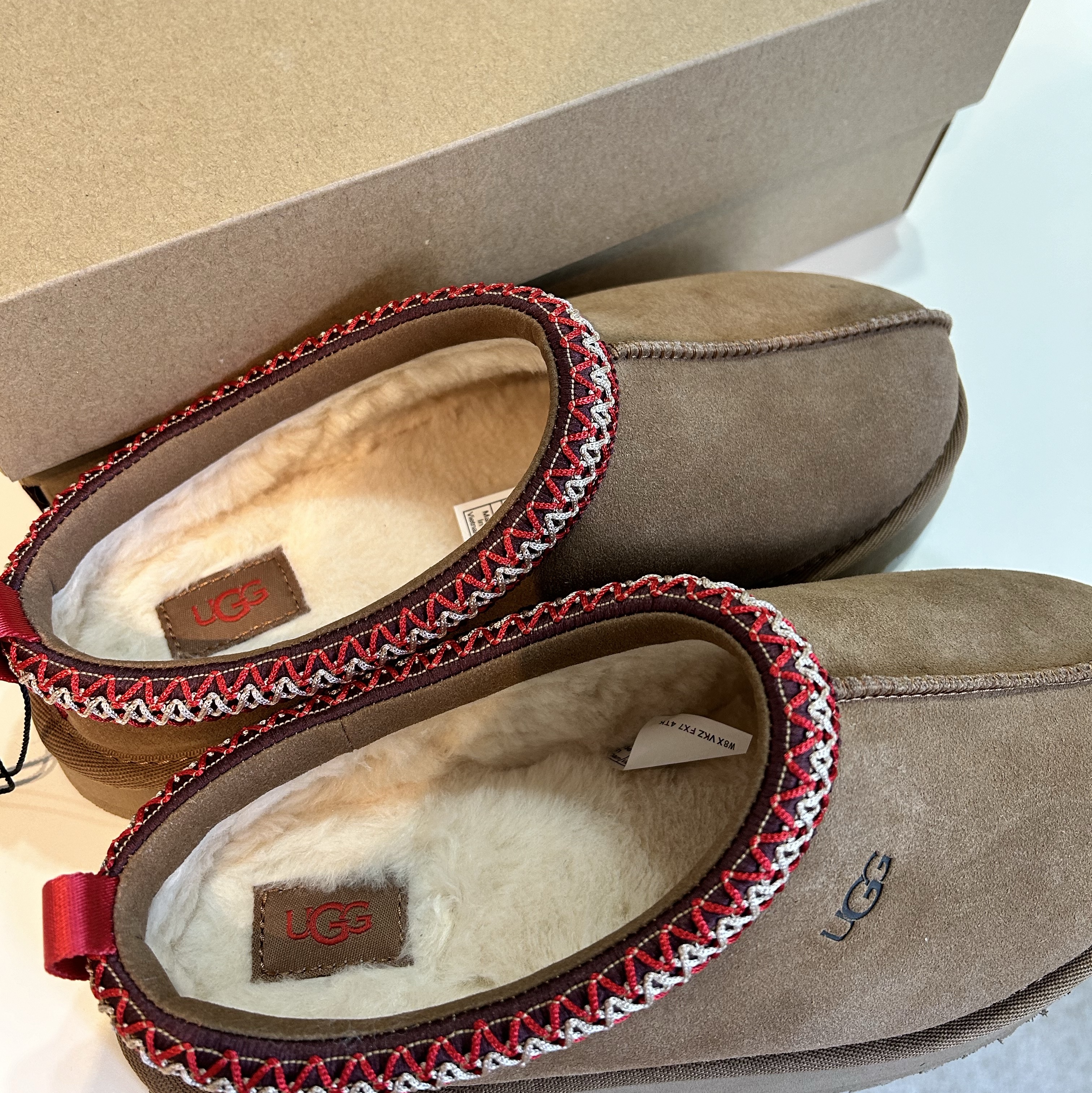(Kids) UGG Tazz Slipper Chestnut 착용 스타일 - 1