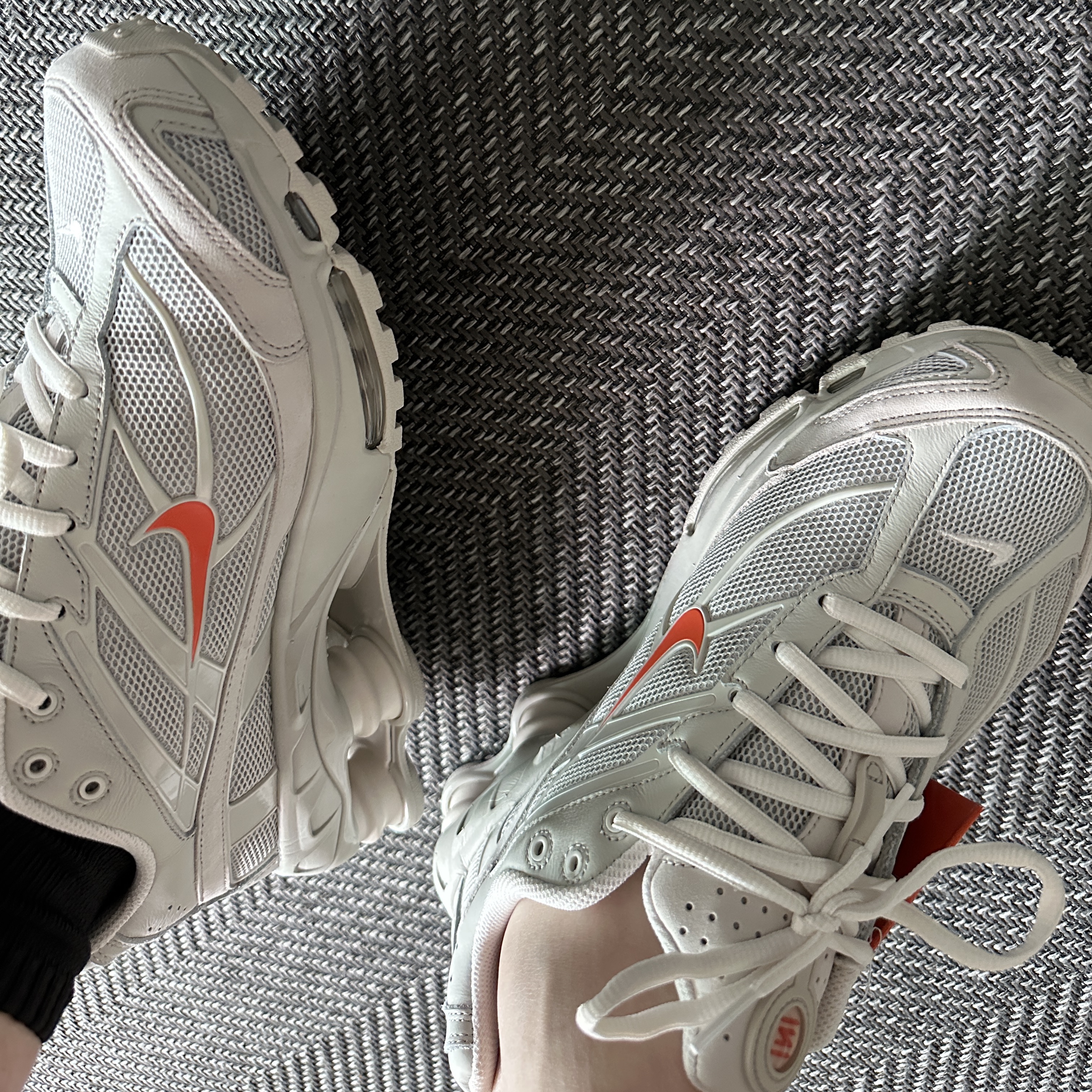 Nike Shox Ride 2 Light Bone and Turf Orange 착용 스타일 - 2