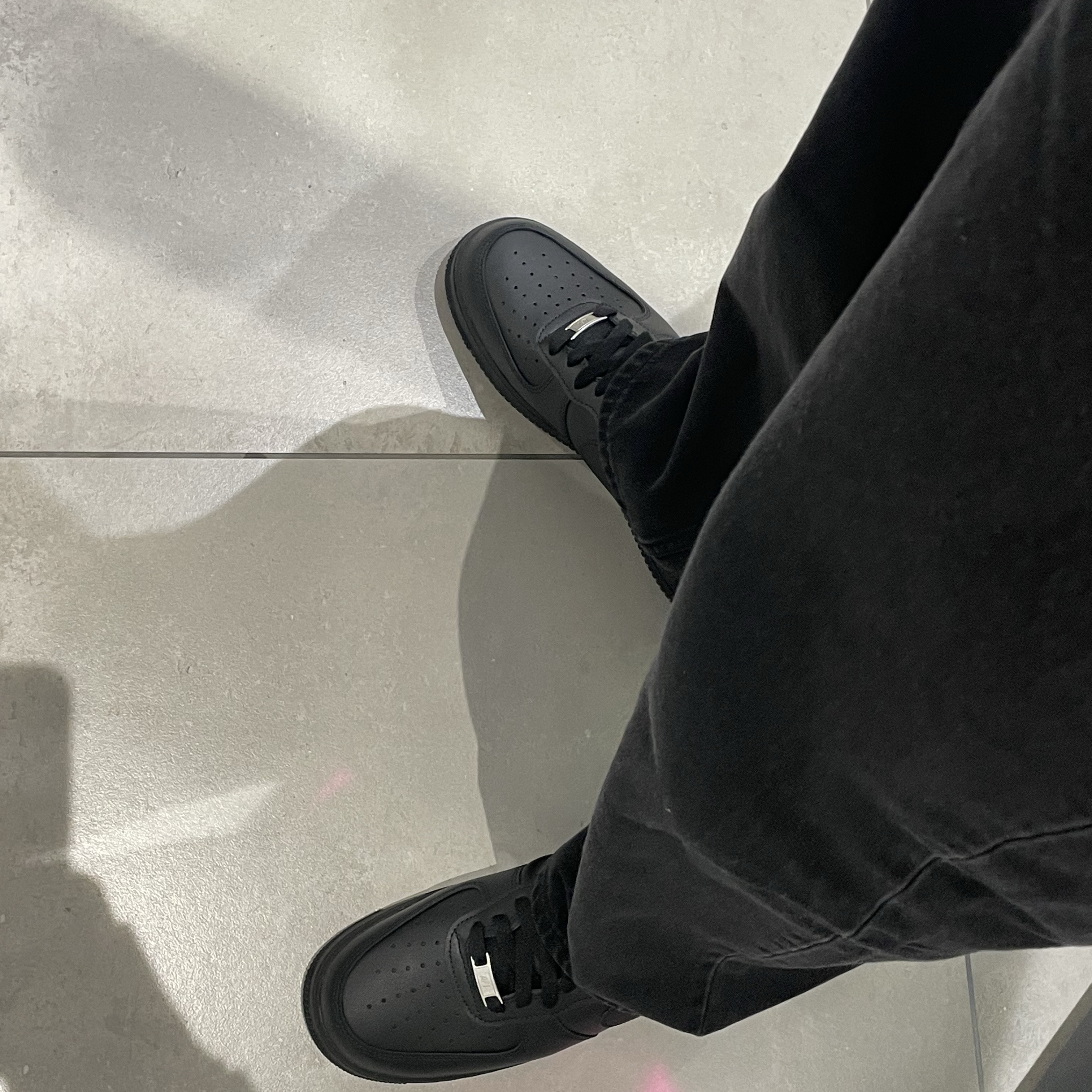 Nike Air Force 1 '07 Low Triple Black 착용 스타일
