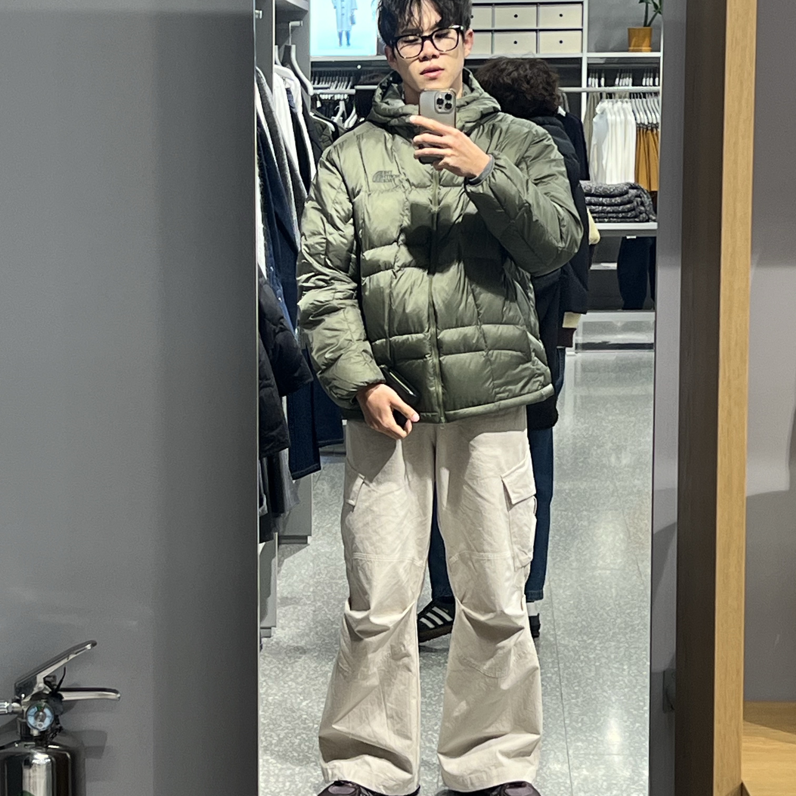 The North Face White Label Wave LT On Ball Jacket Khaki, DIVEIN Vern Cargo Pants Light Sage 착용 스타일 - 1
