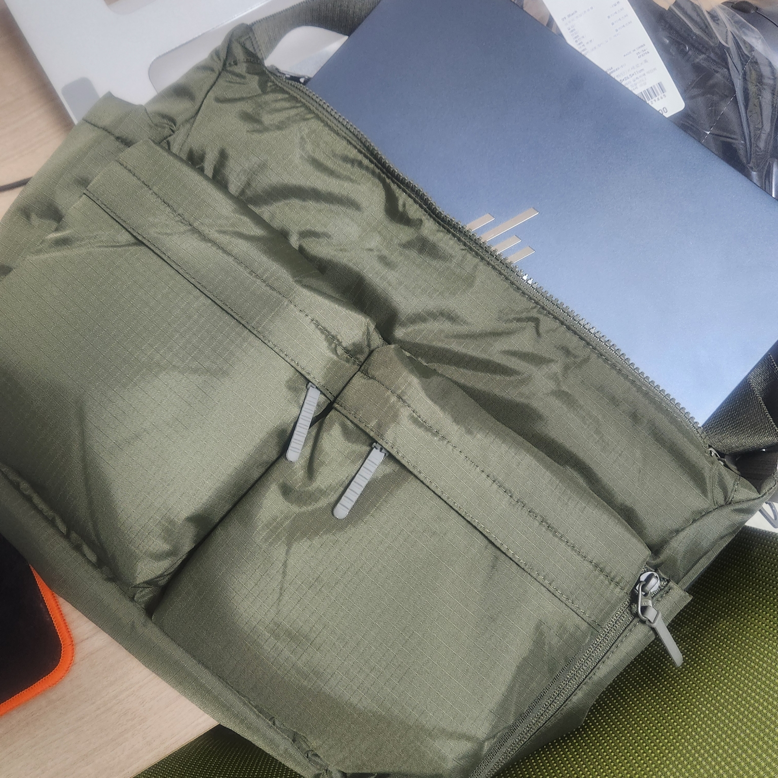 Uniqlo Multi Pocket Shoulder Bag Olive, Uniqlo Multi Pocket Shoulder Bag Black 착용 스타일 - 1