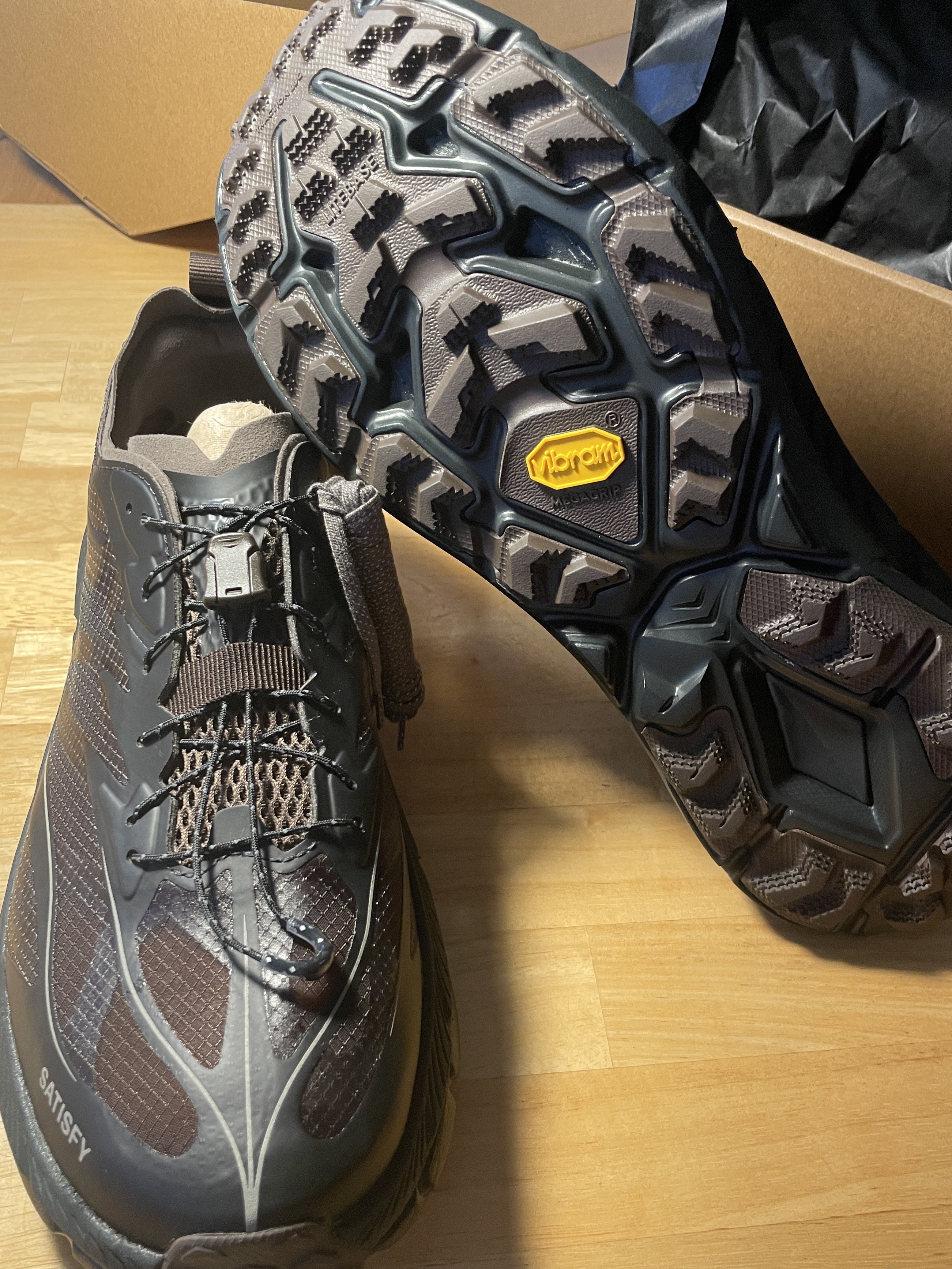 Hoka x Satisfy Mafate Speed 4 Lite Coffee 착용 스타일