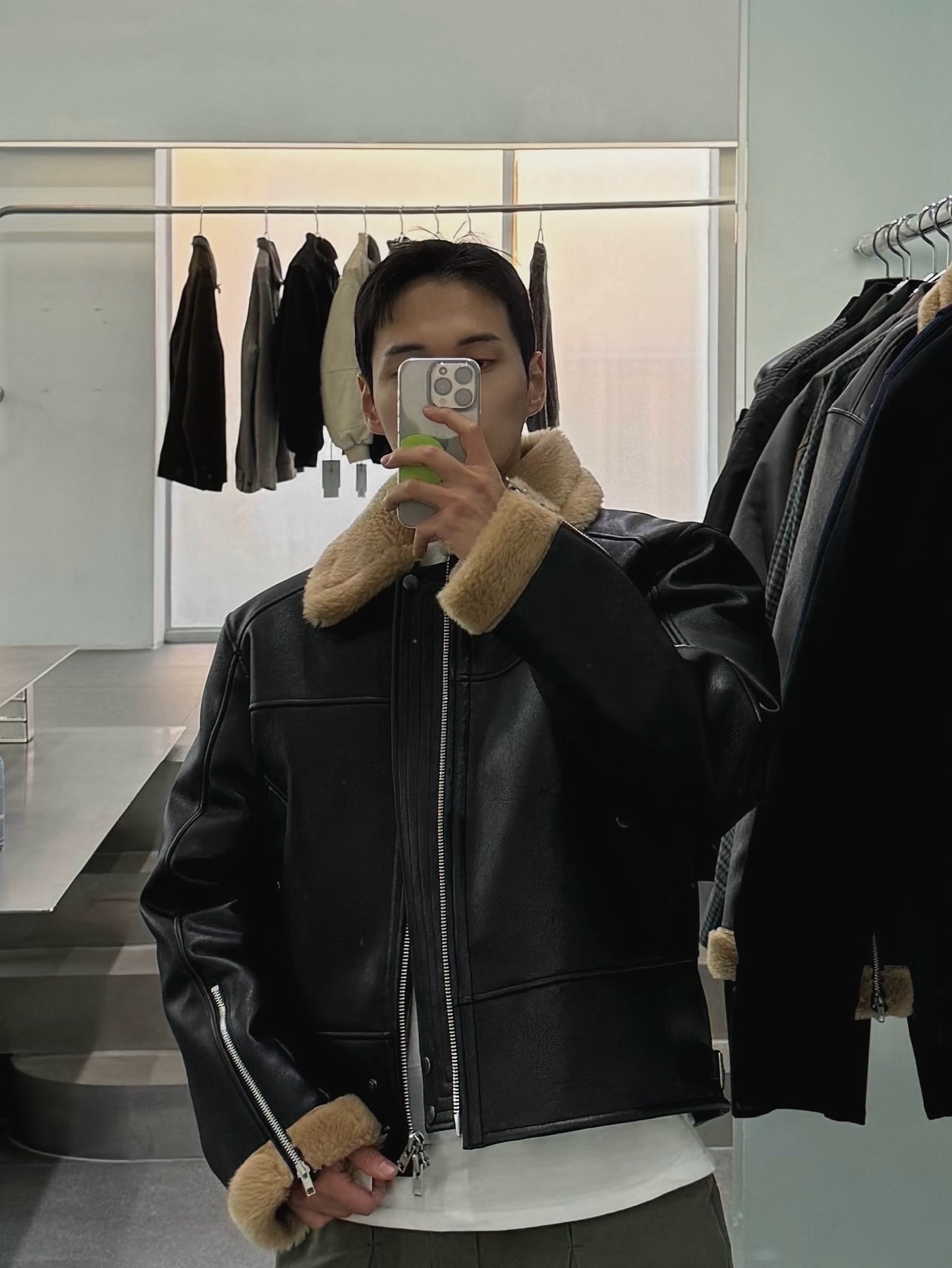 Haleine 3D Faux Shearling Crop Jacket Black (VJ410), Haleine 3D Faux Shearling Crop Jacket Brown (VJ411) 착용 스타일