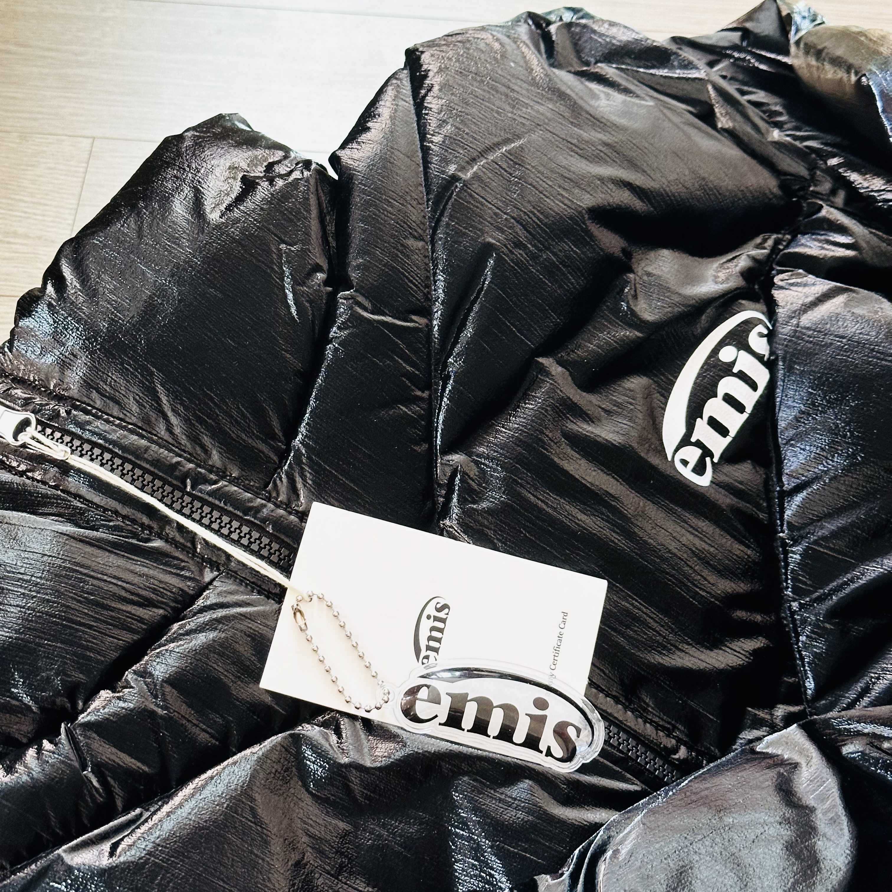 (W) Emis Luster Reversible Down Jacket Black 착용 스타일
