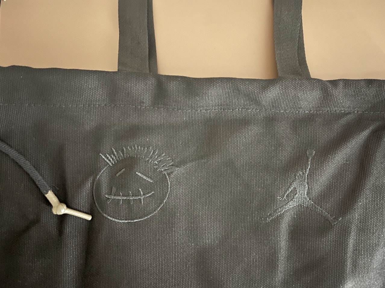 Jordan x Travis Scott Jumpman Jack TR Black and Dark Mocha 착용 스타일 - 5