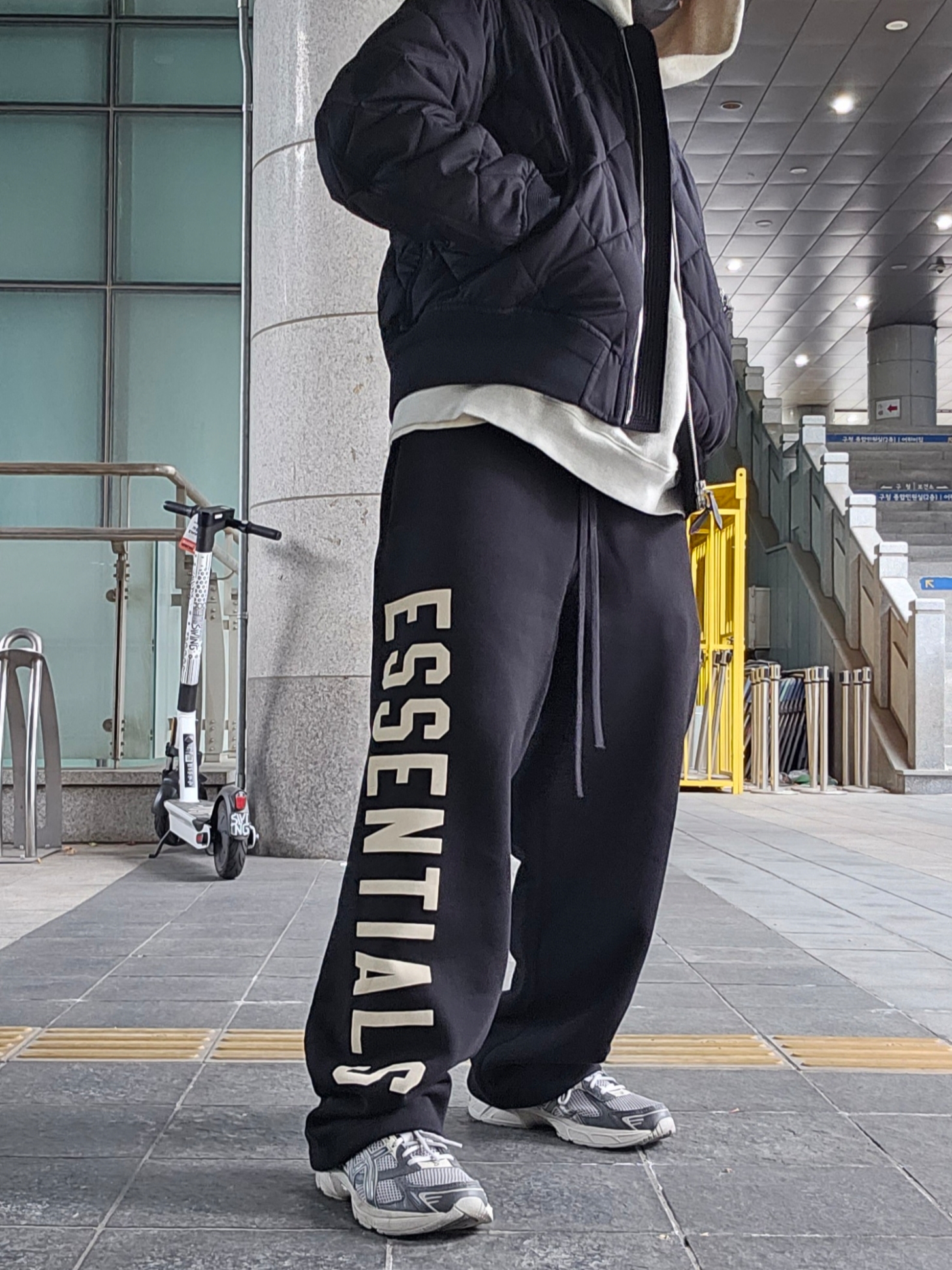 Essentials The Core Collection Pullover Hoodie Oatmeal, Essentials Fleece Relaxed Sweatpant Black - 24FW 착용 스타일 - 1