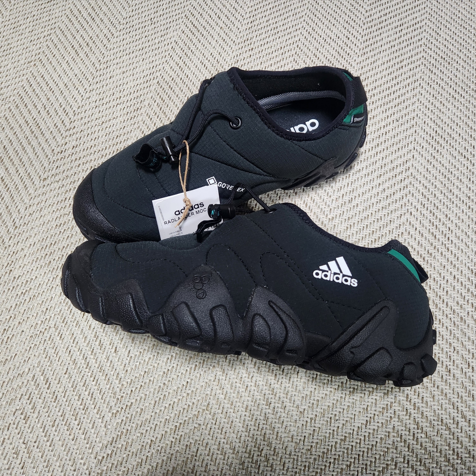 Adidas Radlander Moc Gore-Tex Core Black Cloud White 착용 스타일