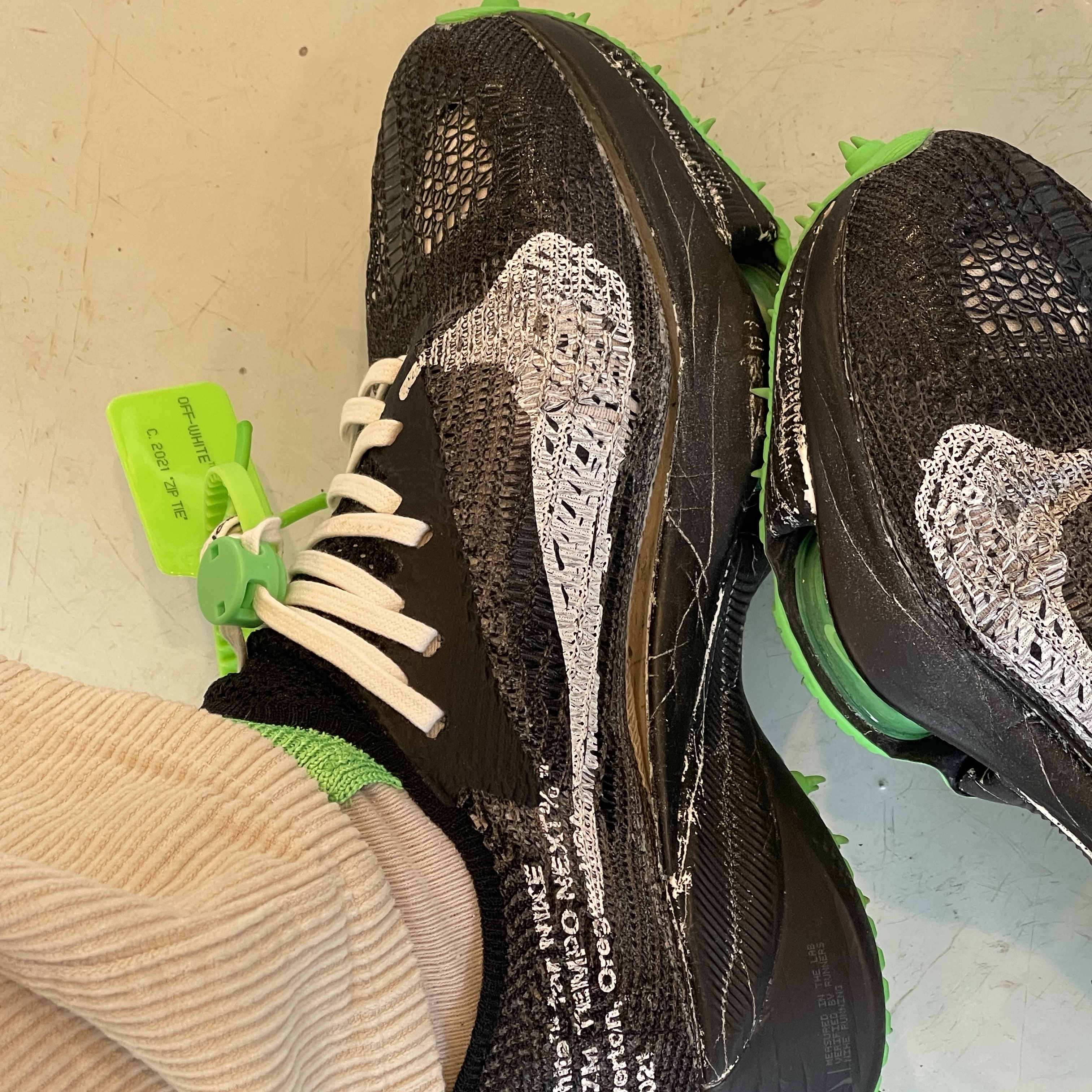 Nike x Off-White Air Zoom Tempo Next% Black 착용 스타일 - 2