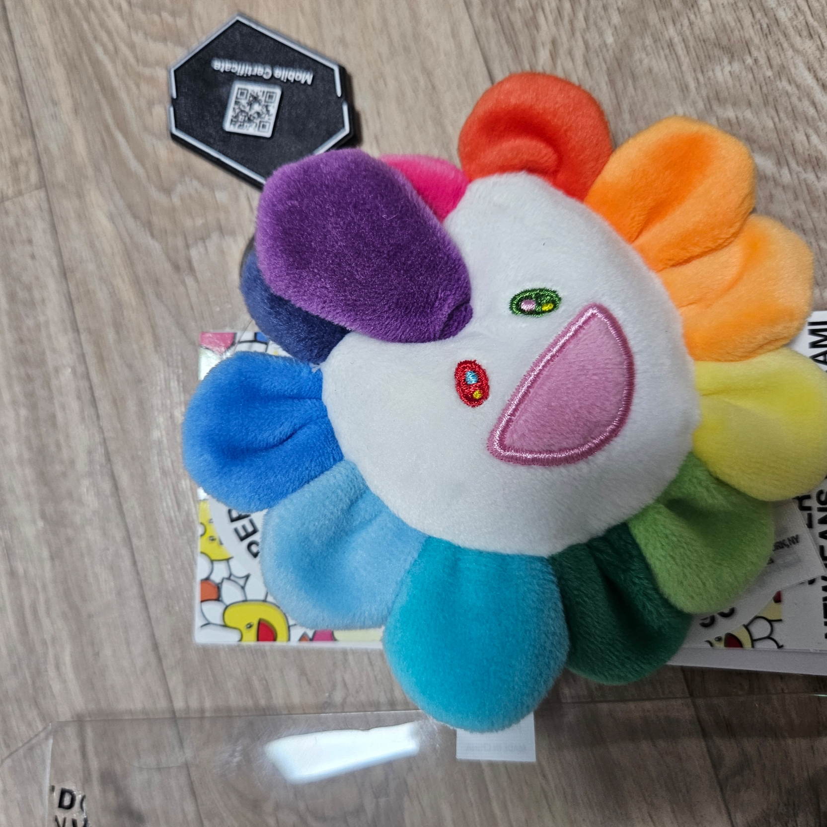 NewJeans x Murakami Metal Keyring Flower, NewJeans x Murakami Plush Keyring Flower 착용 스타일 - 3