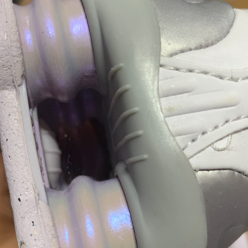 (W) Nike Shox R4 White and Metallic Platinum 착용 스타일 - 2