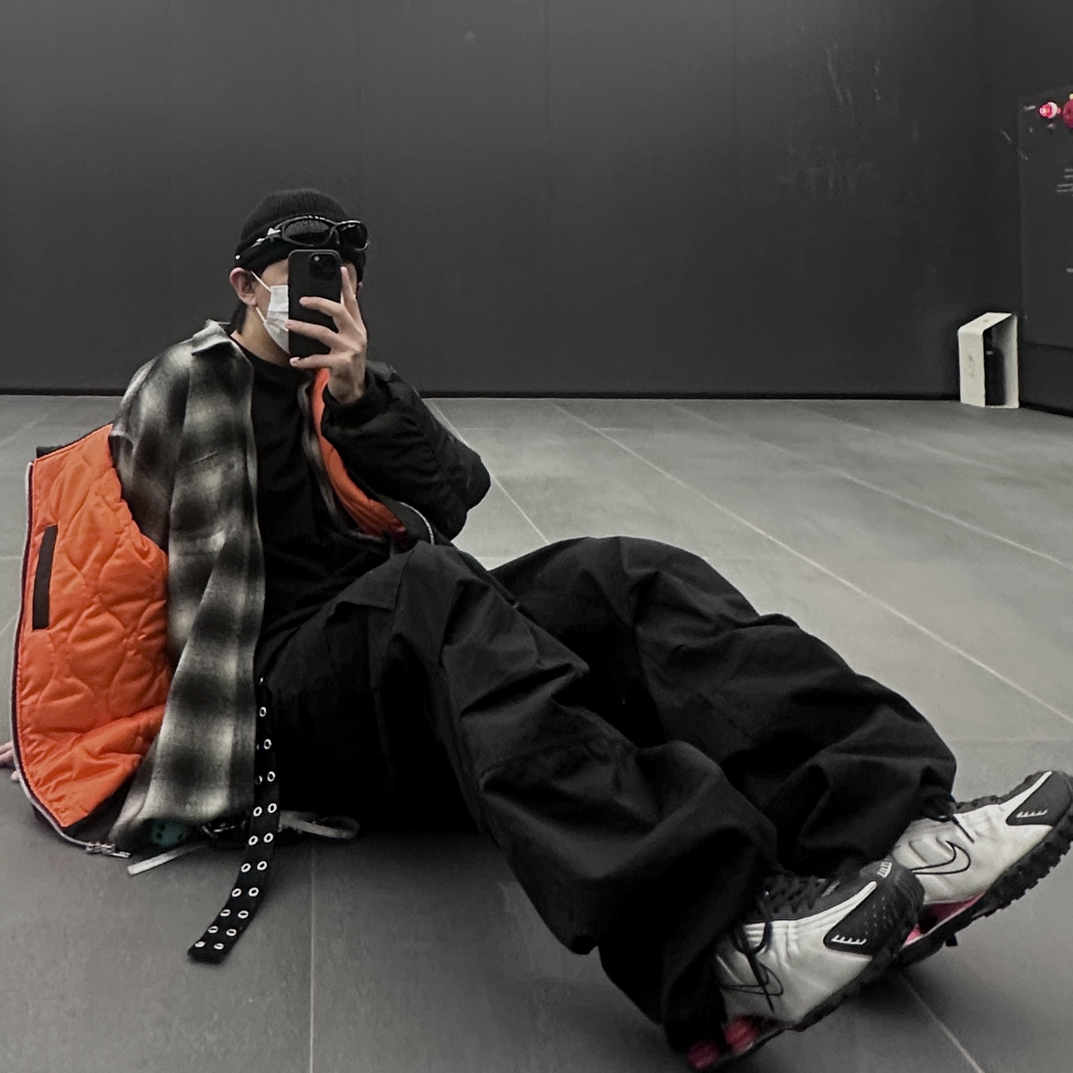 Nike Shox R4 Black and Metallic Silver 착용 스타일 - 1