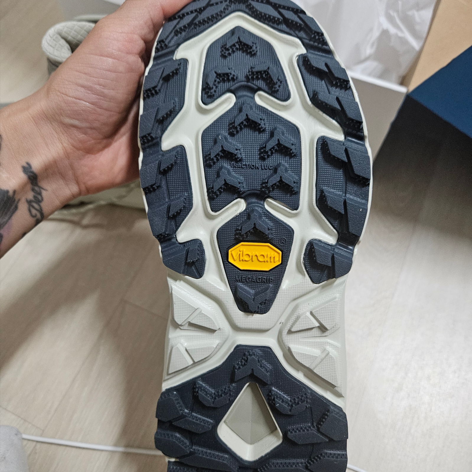 (W) Hoka Kaha 2 GTX Barley Celadon Tint 착용 스타일
