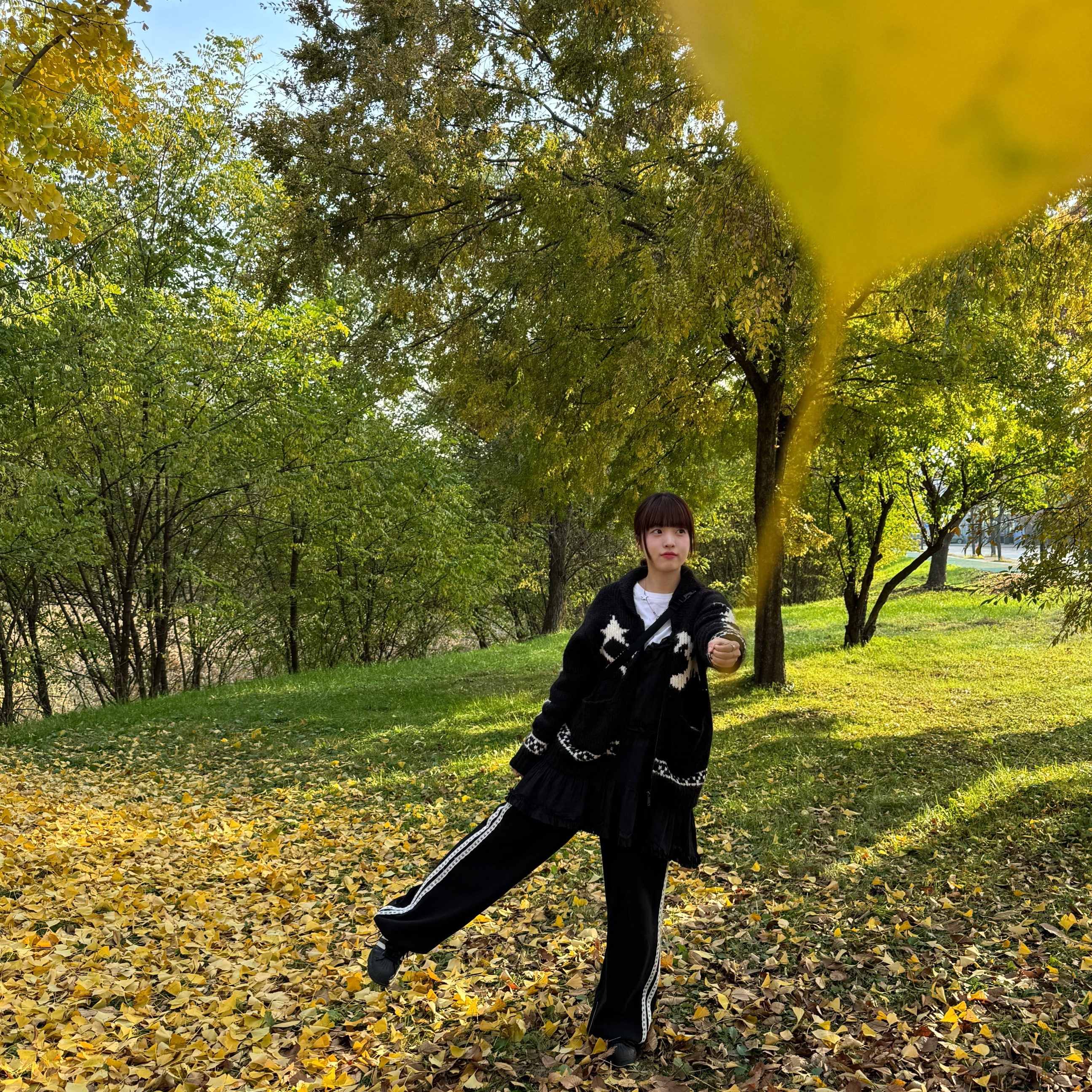 Adidas Superstar Core Black White 착용 스타일 - 1