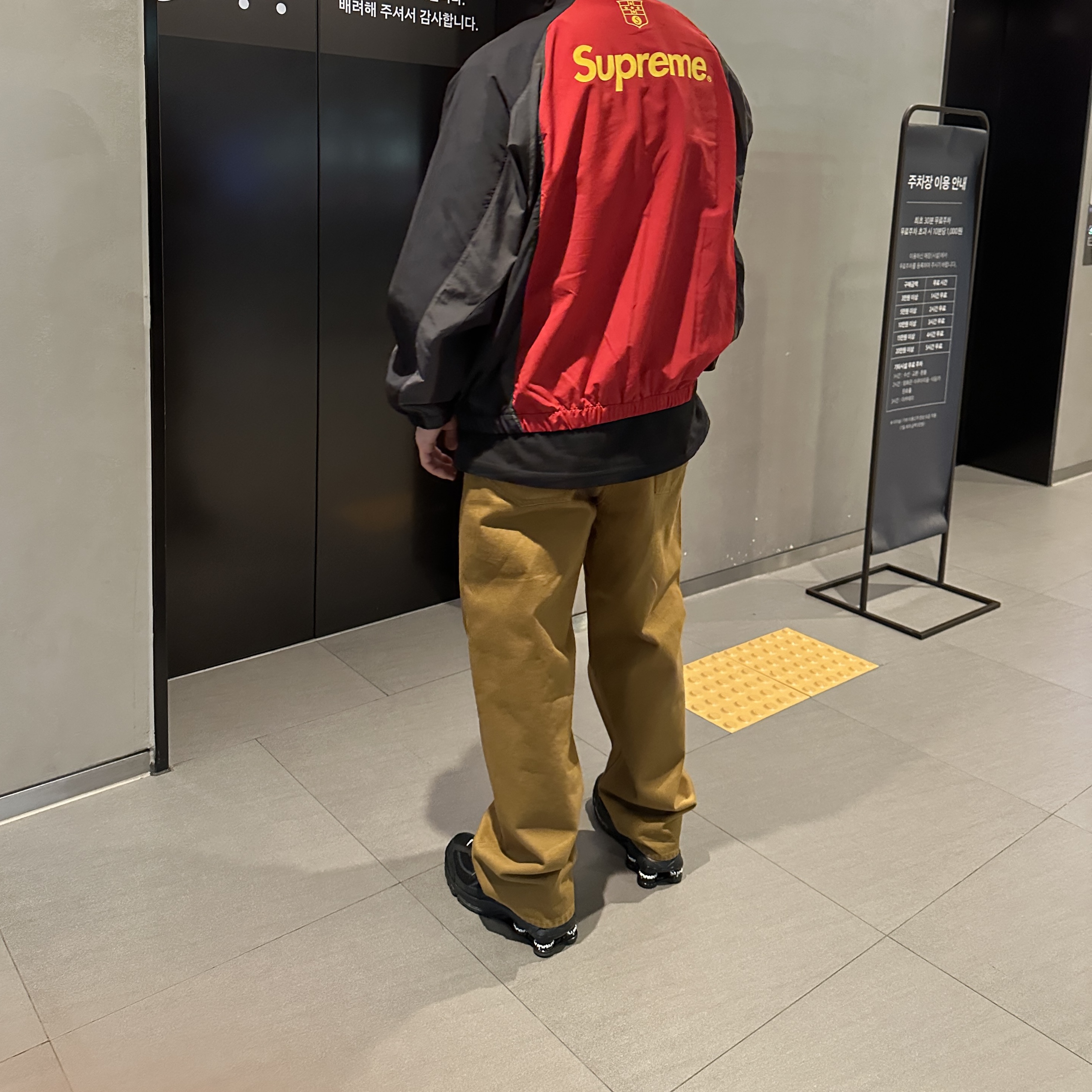 Supreme S Logo Track Jacket Black - 24FW, Supreme Baggy Jean Light Brown - 24FW 착용 스타일