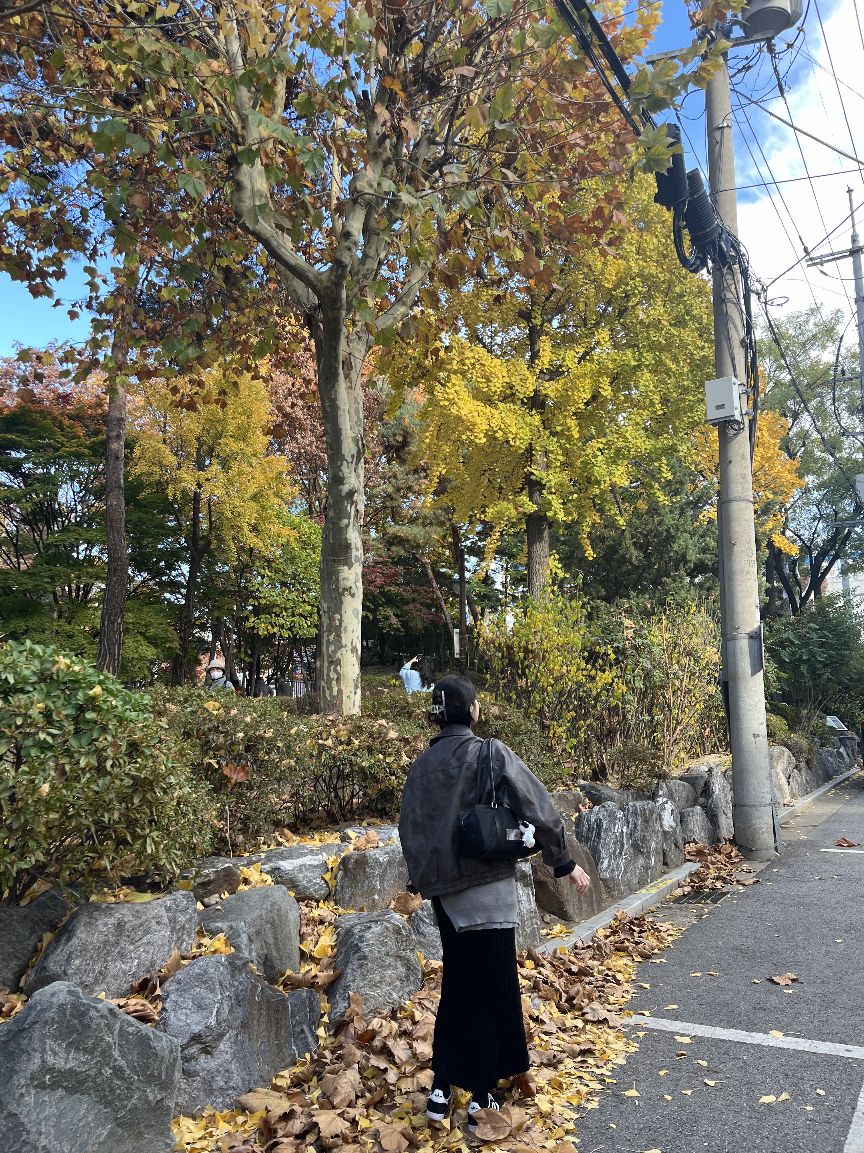 Matin Kim Sporty Tote Bag Black, (C) Adidas Gazelle Core Black White 착용 스타일