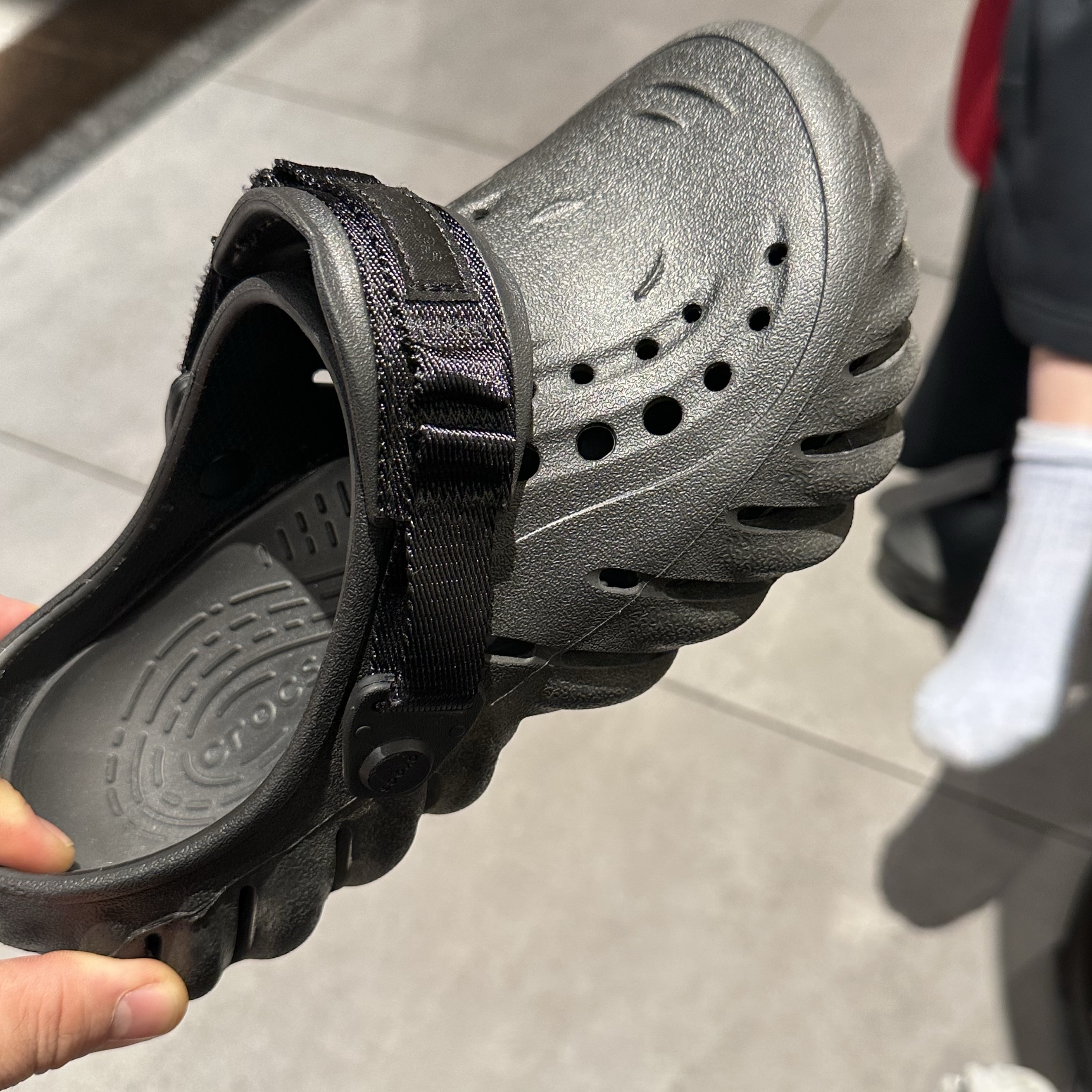 Crocs Echo Clog Black 착용 스타일 - 2
