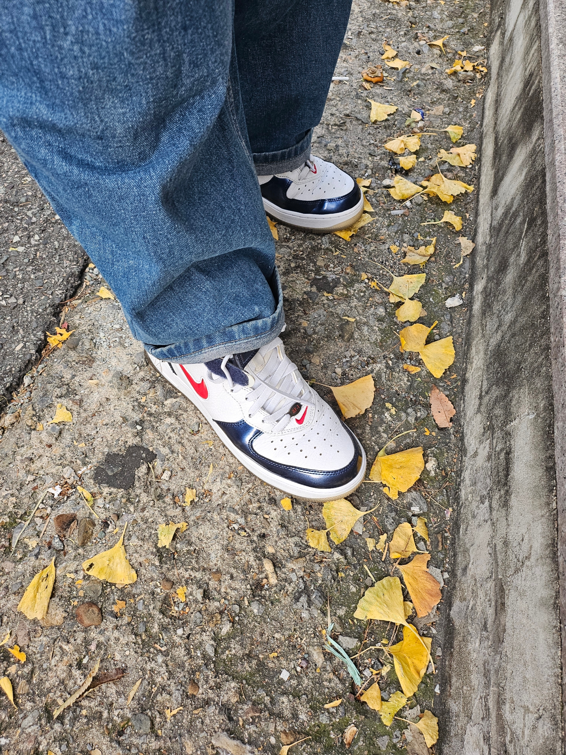 Nike Air Force 1 Mid QS University Red and Midnight Navy, Supreme Pigment S Logo 6-Panel Black - 24FW 착용 스타일 - 1
