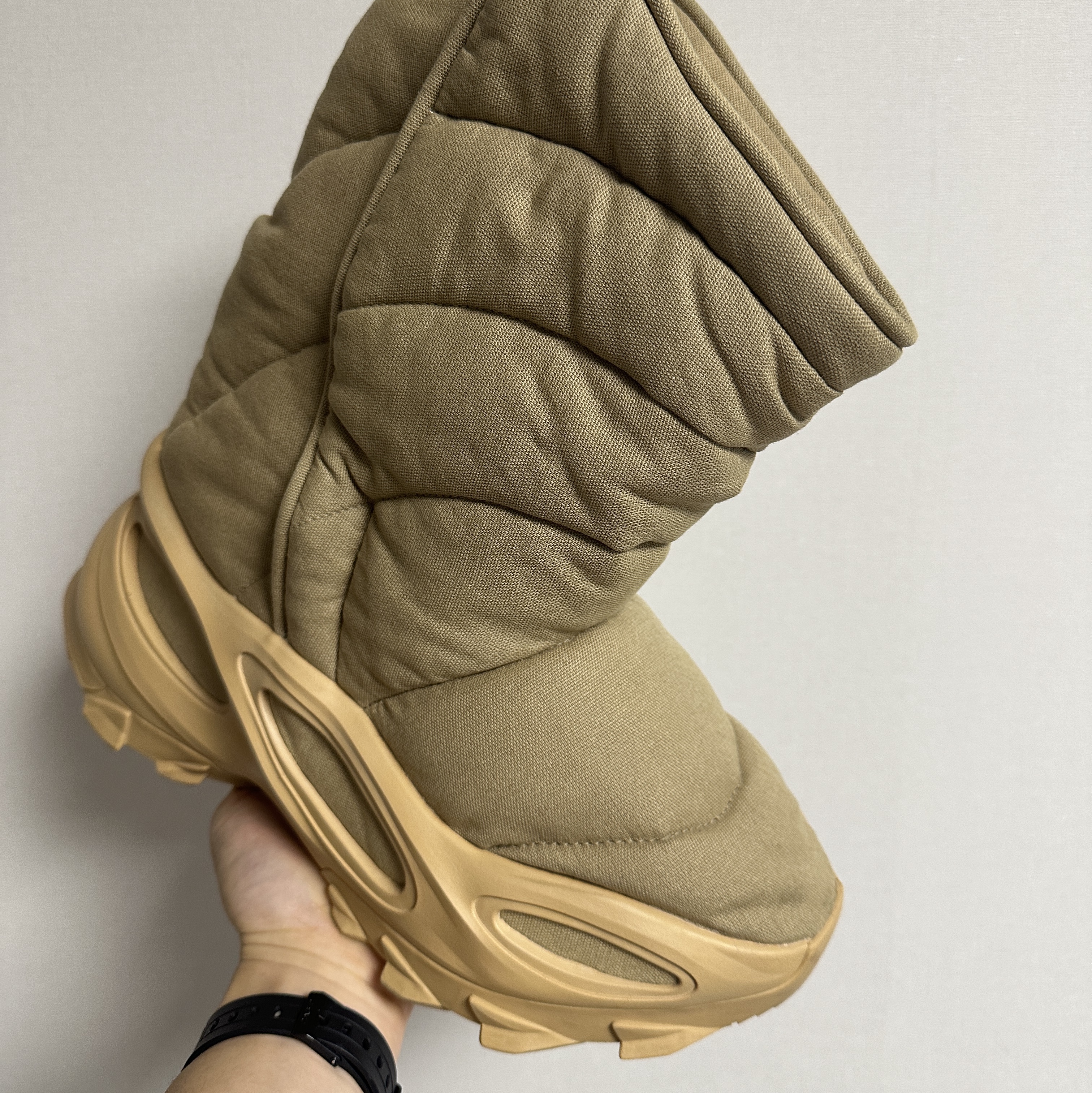 Adidas Yeezy NSLTD Boot Khaki 착용 스타일