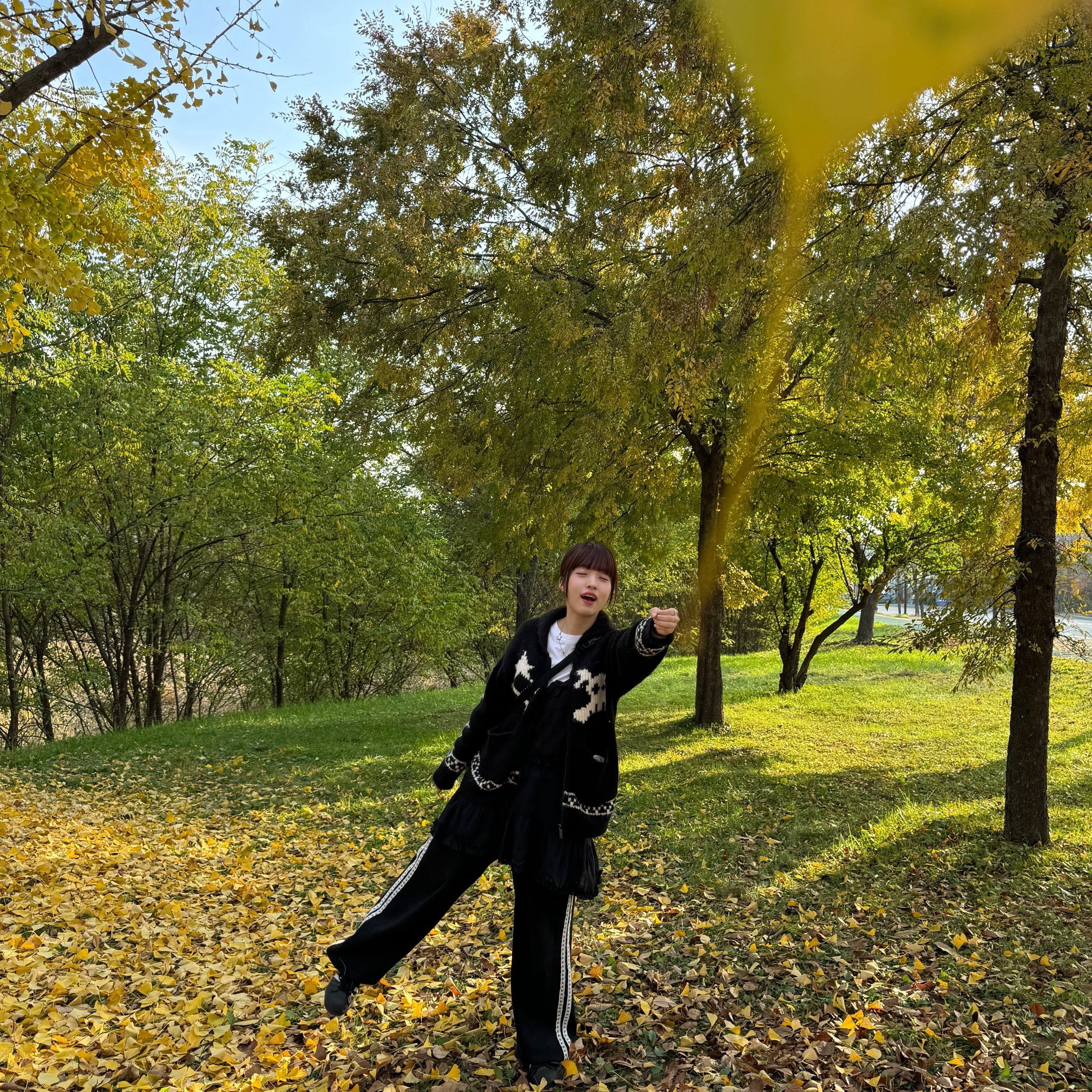 Adidas Superstar Core Black White 착용 스타일 - 2