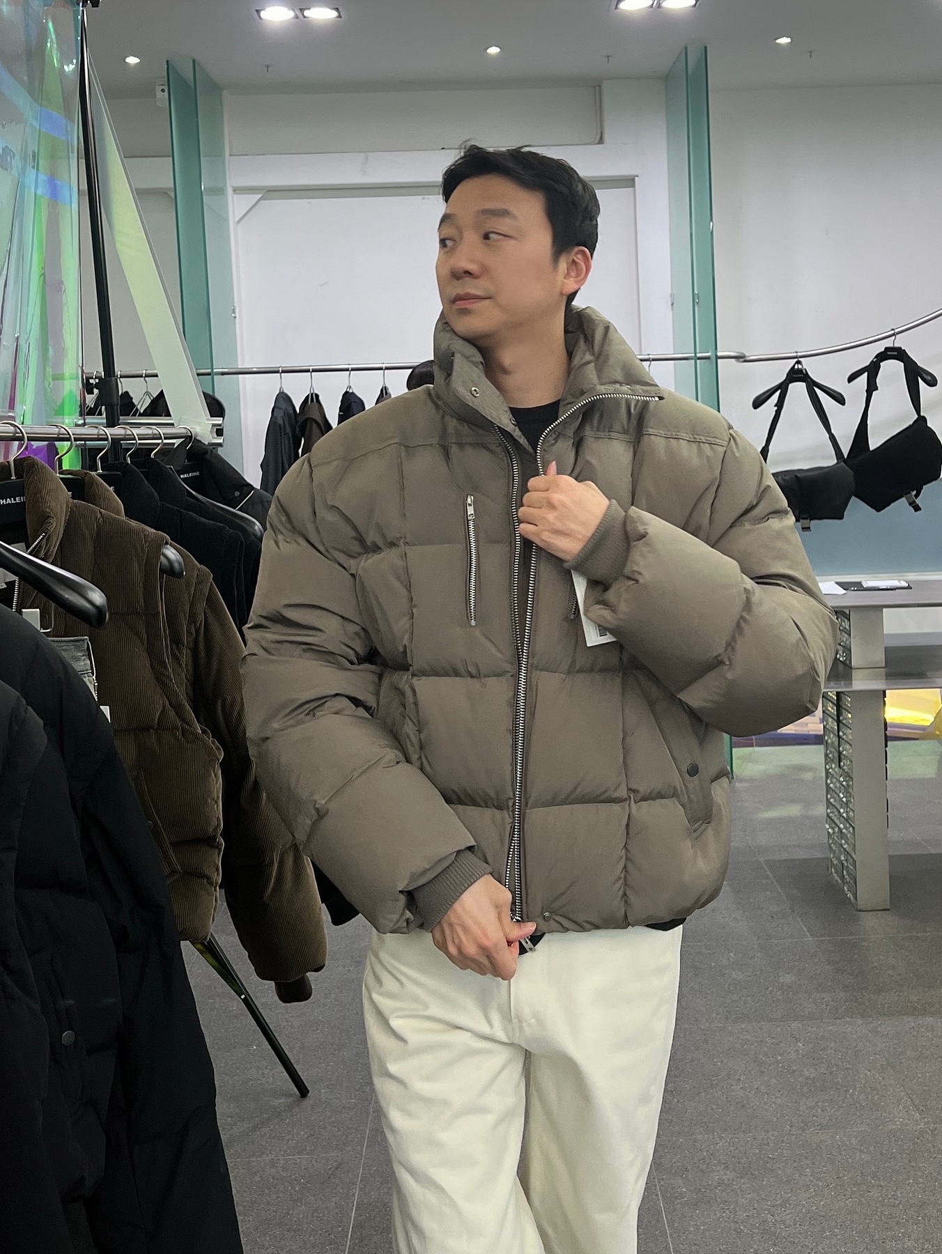 [KREAM 단독] Haleine Incision Highneck Duck Down Jacket Khaki Grey (VJ429) 착용 스타일