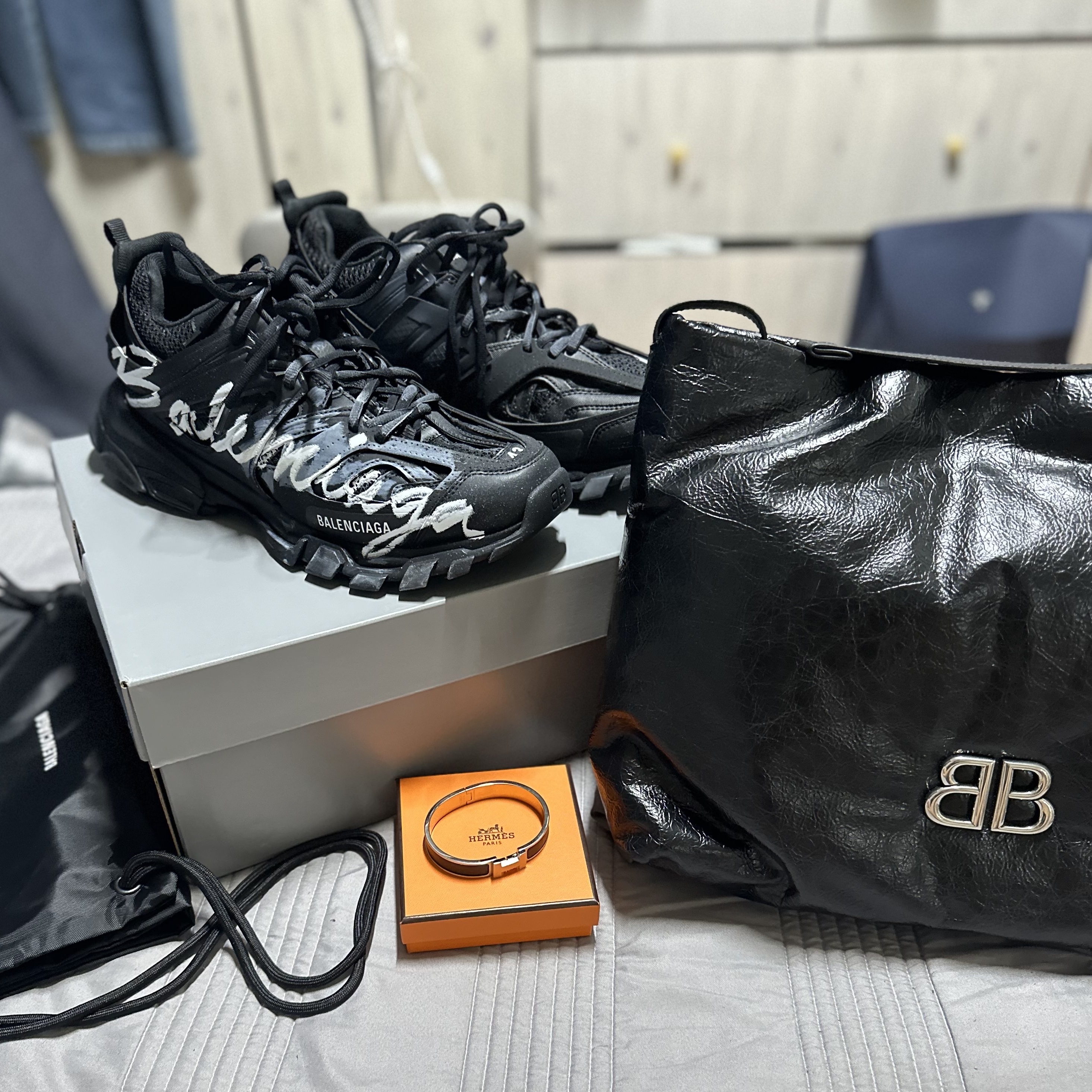 Balenciaga Track Signature Sneakers Black White, Balenciaga Monaco Small East-West Hobo Bag Black 착용 스타일