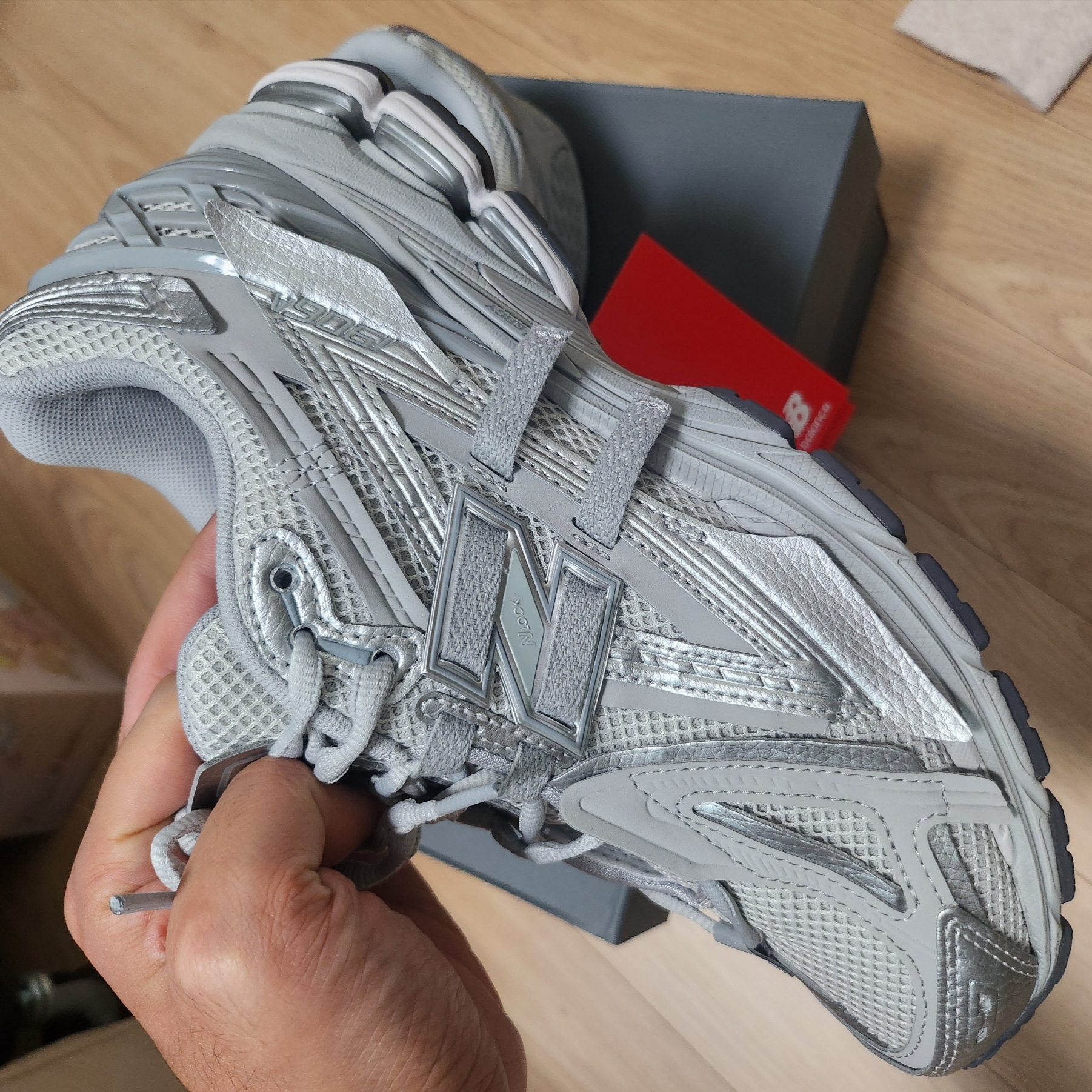 New Balance 1906A Concrete Silver Metallic 착용 스타일 - 3