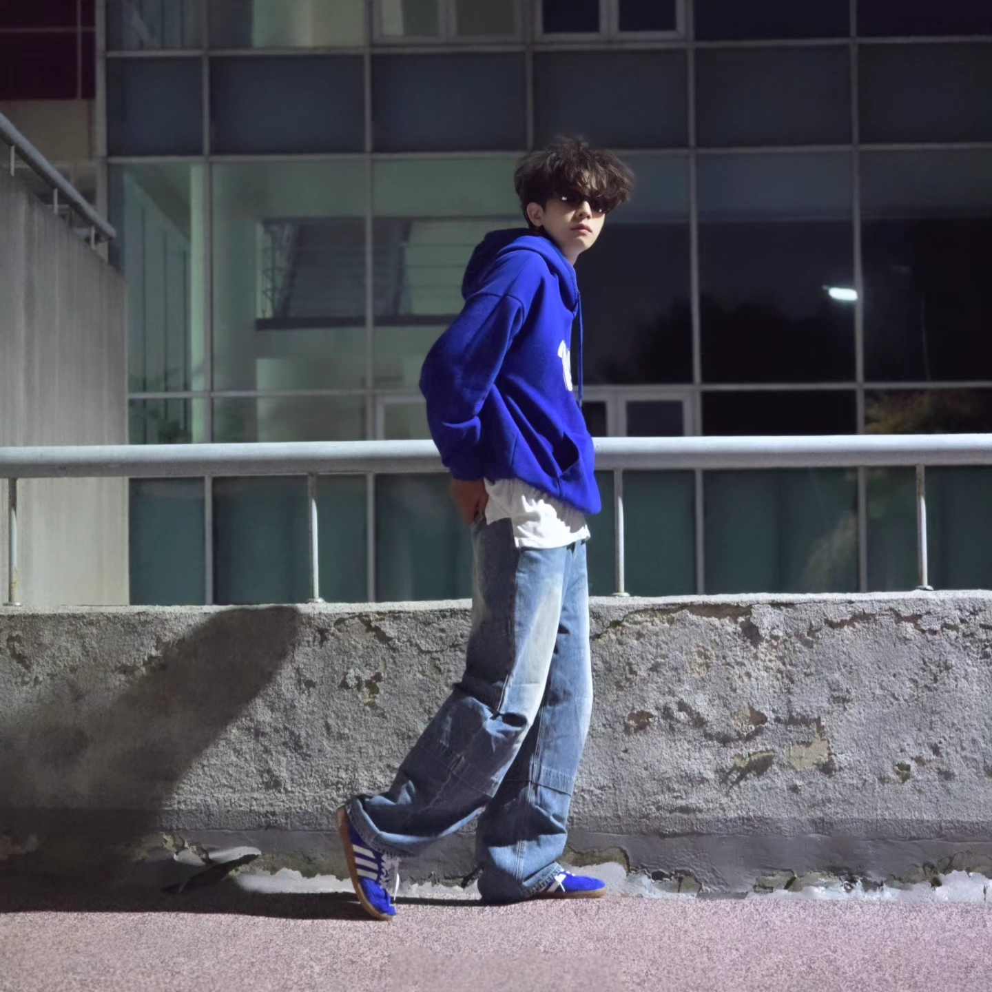 Adidas Samba OG Royal Blue 착용 스타일 - 4