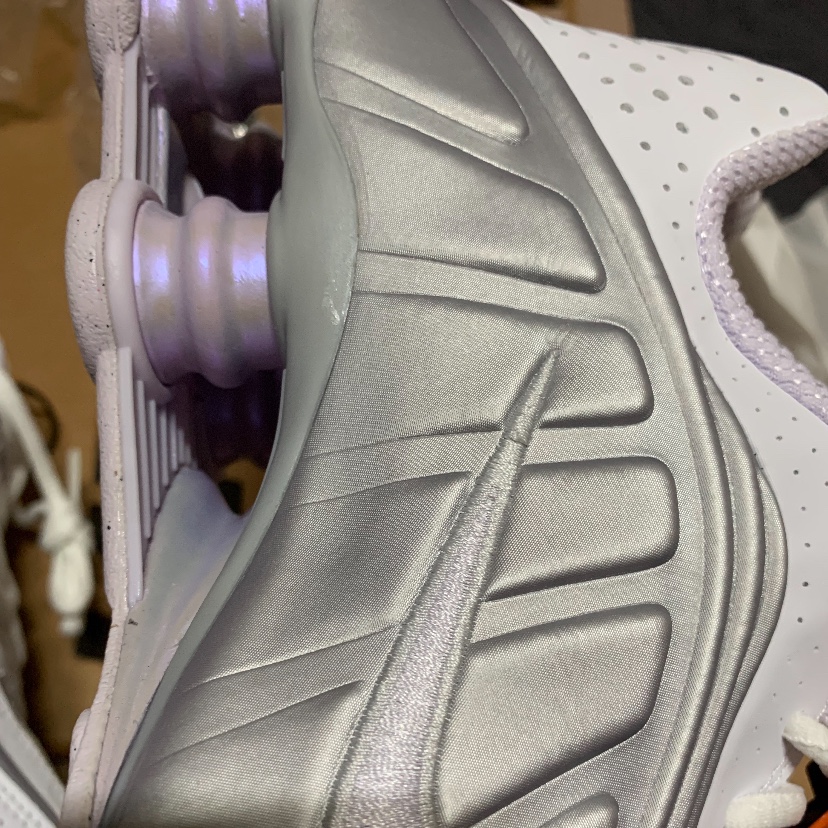 (W) Nike Shox R4 White and Metallic Platinum 착용 스타일 - 4