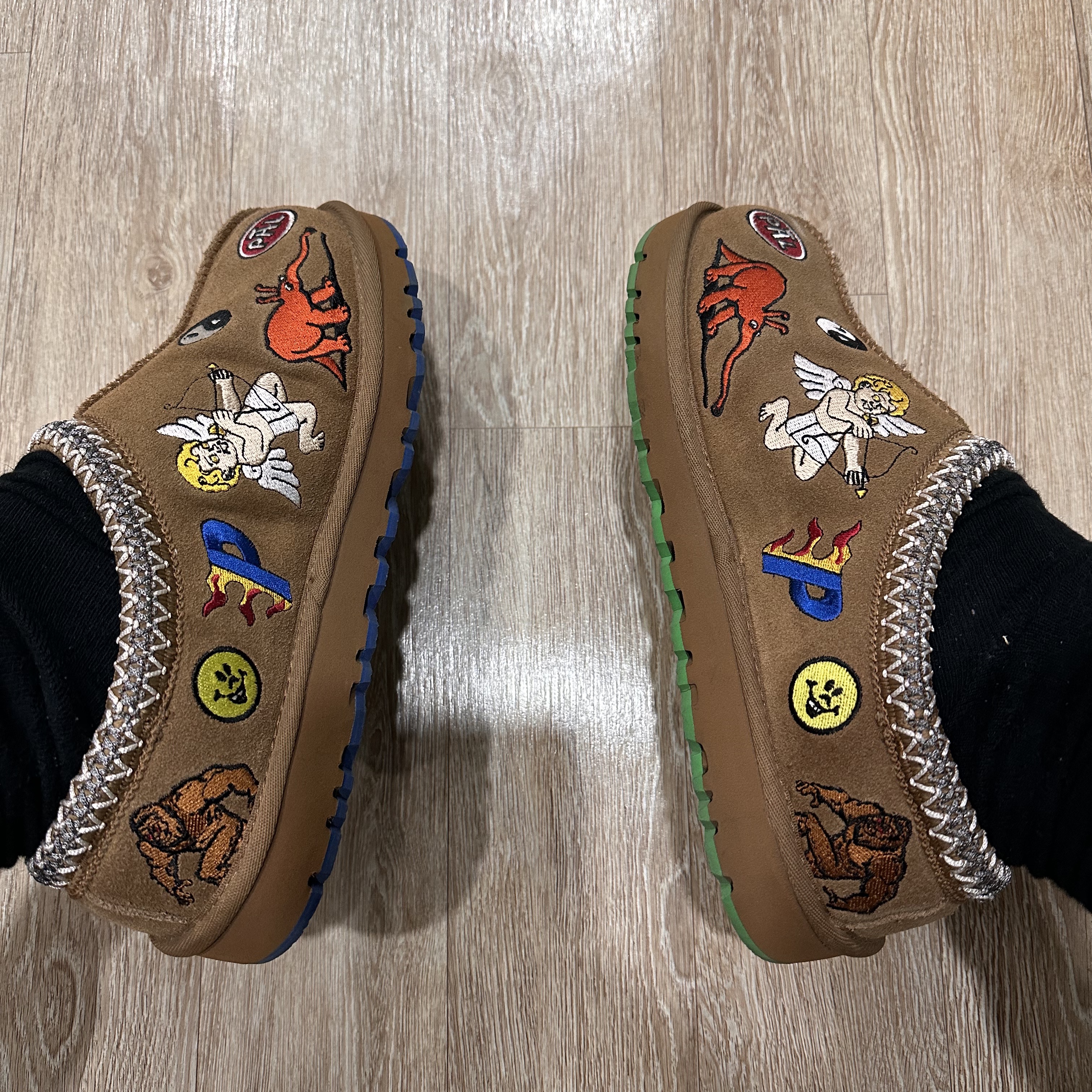 UGG x Palace Tasman Slipper Chestnut 착용 스타일