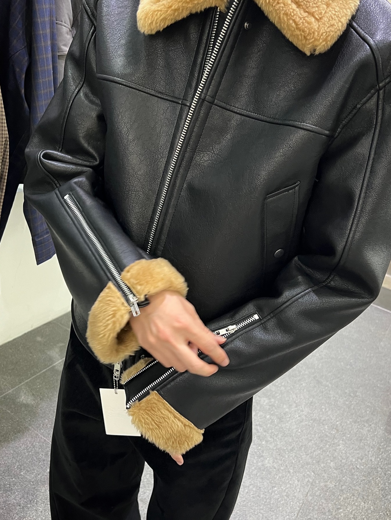 Haleine 3D Faux Shearling Crop Jacket Black (VJ410), Haleine 3D Faux Shearling Crop Jacket Brown (VJ411) 착용 스타일