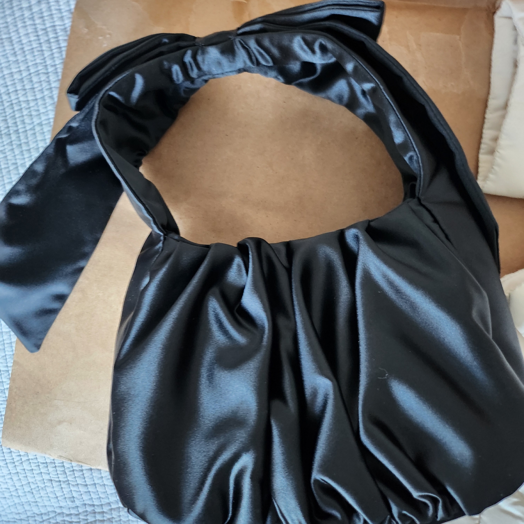 & Other Stories Satin Bow Bag Black 착용 스타일