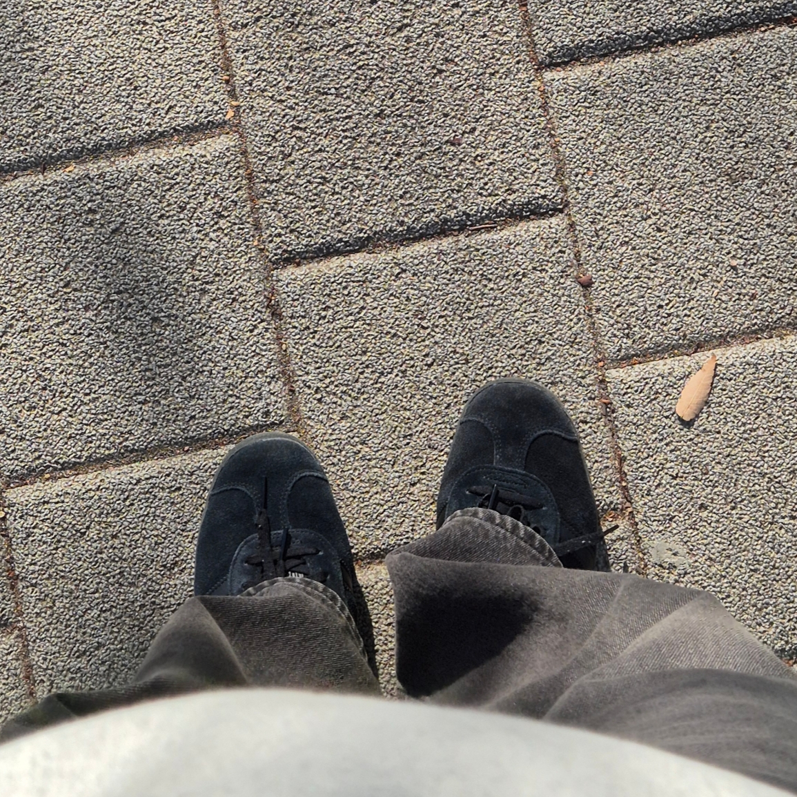 Adidas Gazelle Triple Black 착용 스타일 - 2