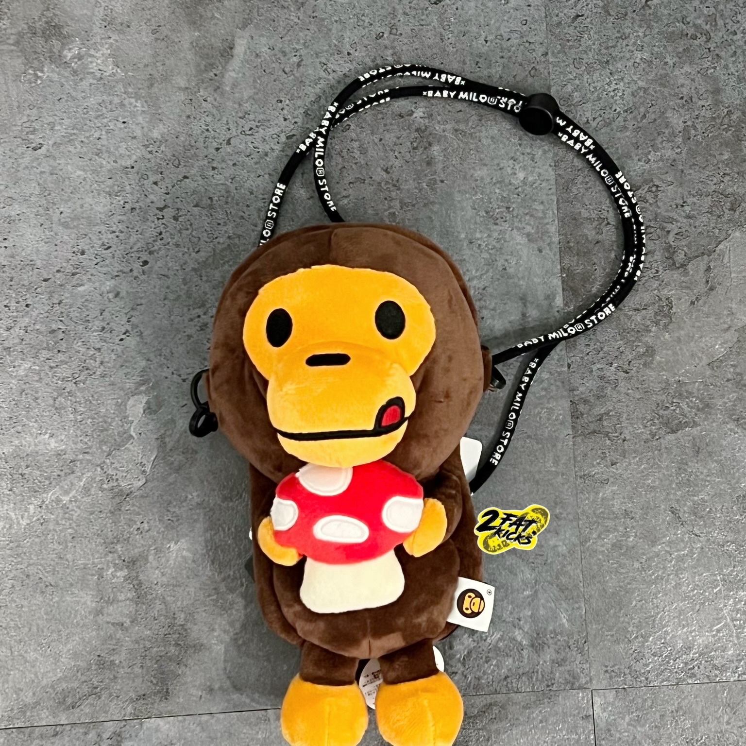 BAPE Baby Milo Plush Mobile Bag Brown 착용 스타일 - 2
