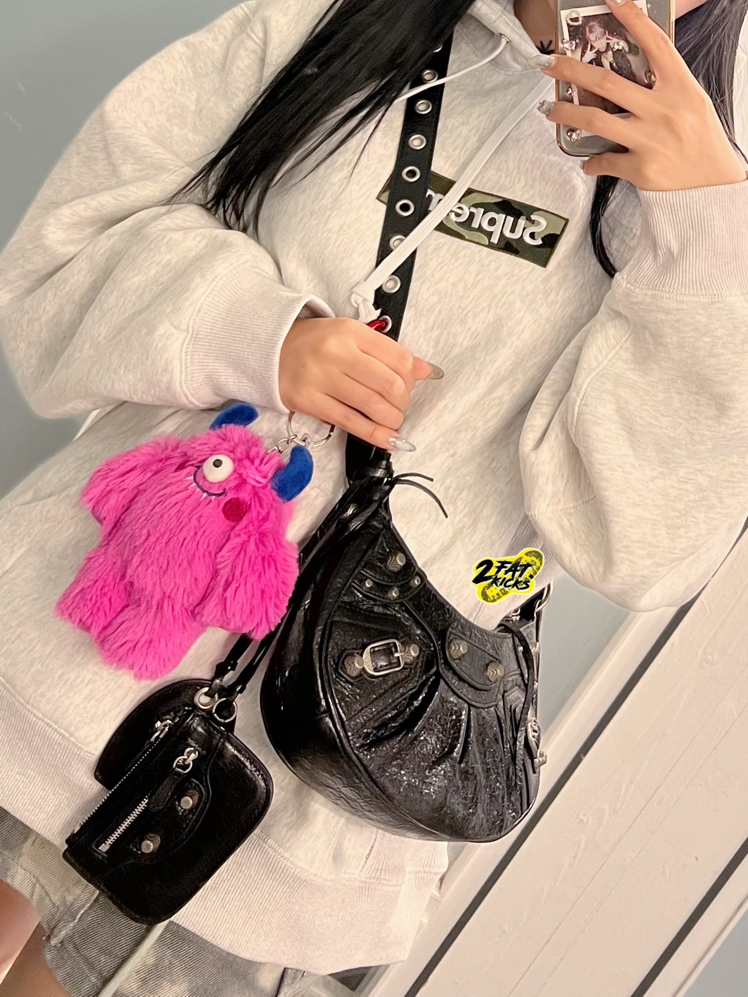 Supreme Box Logo Hooded Sweatshirt Ash Grey - 23FW, Balenciaga Arena Lambskin Le Cagole XS Shoulder Bag Black 착용 스타일 - 1
