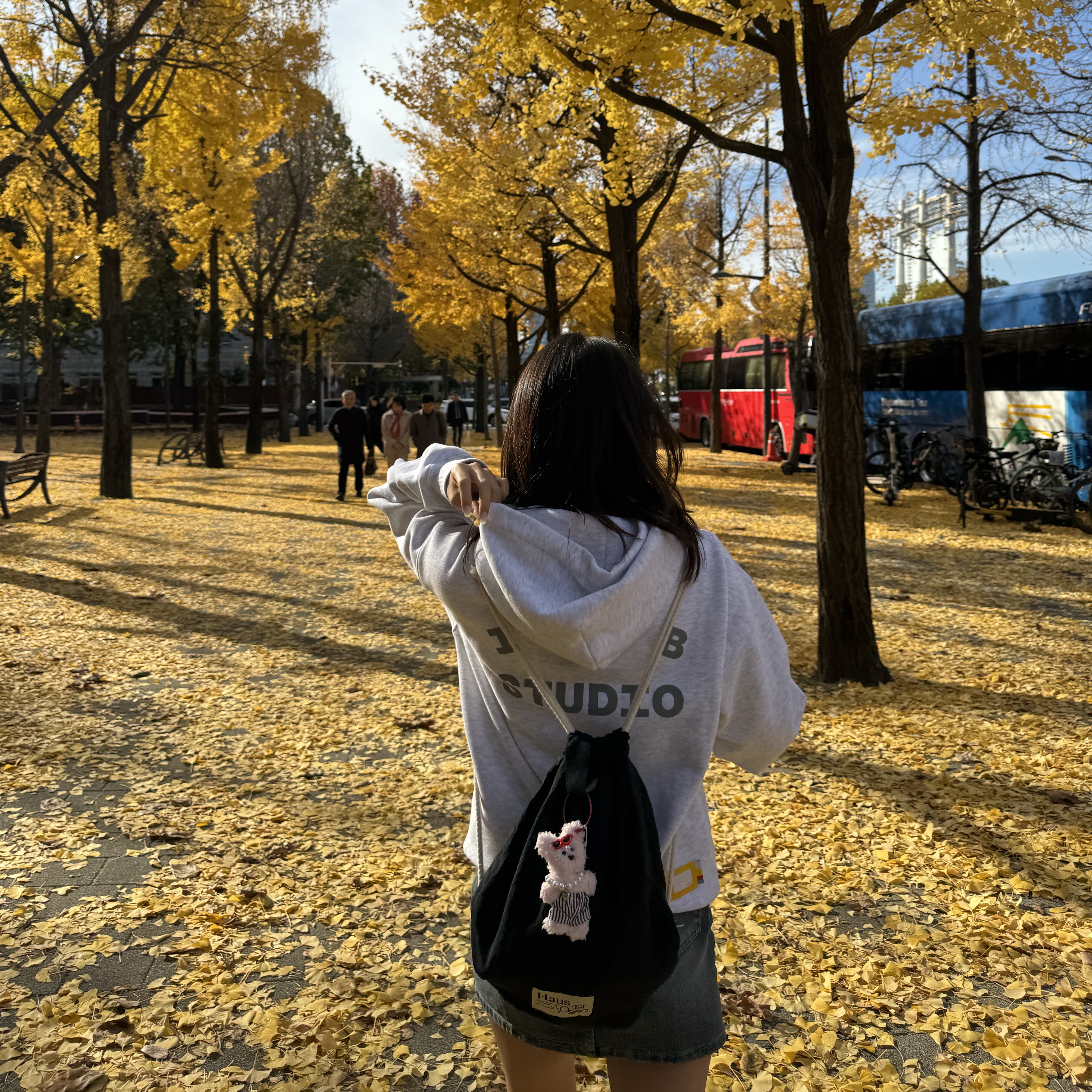 IAB Studio Hoodie Light Gray 착용 스타일