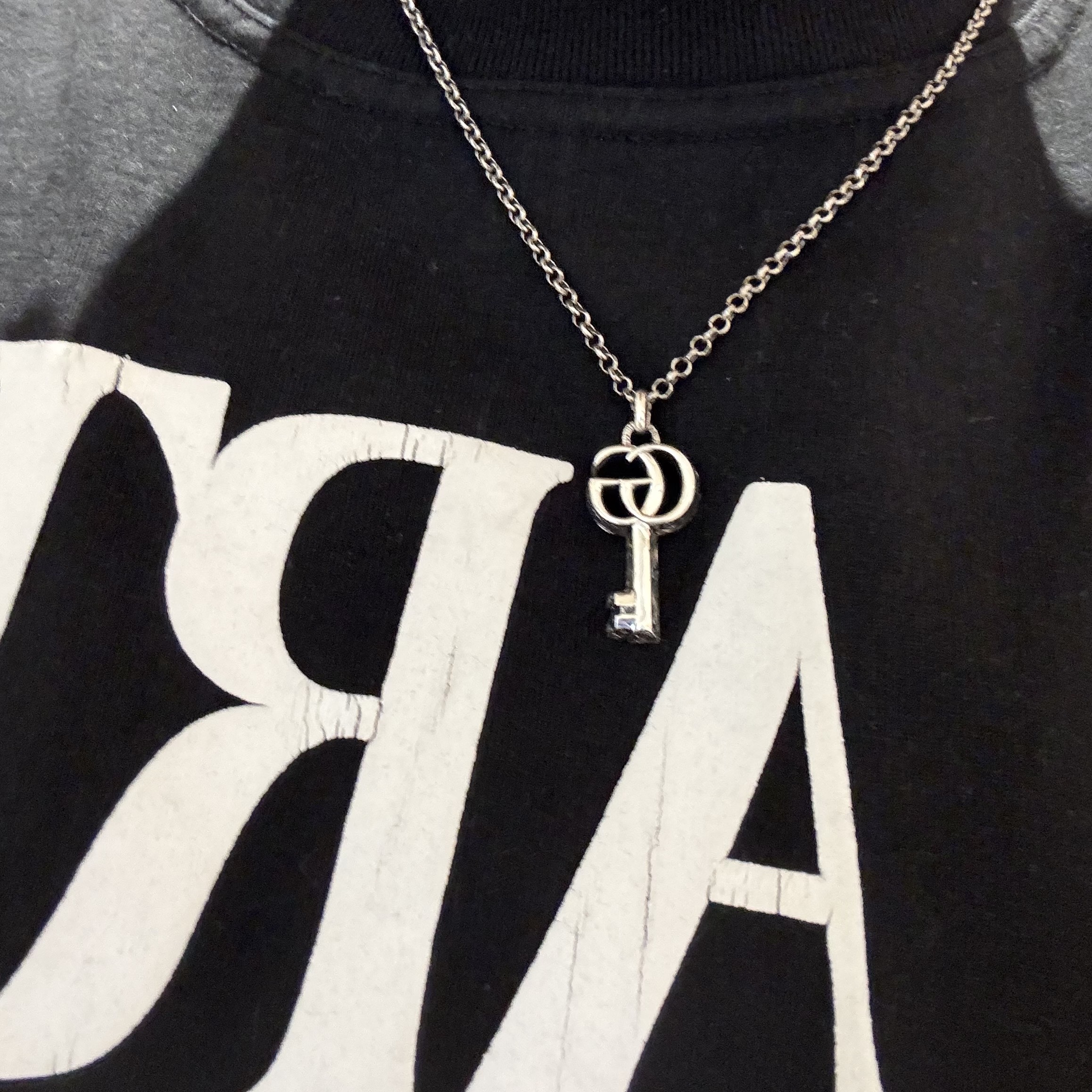 Gucci Double G Key Necklace Silver 착용 스타일