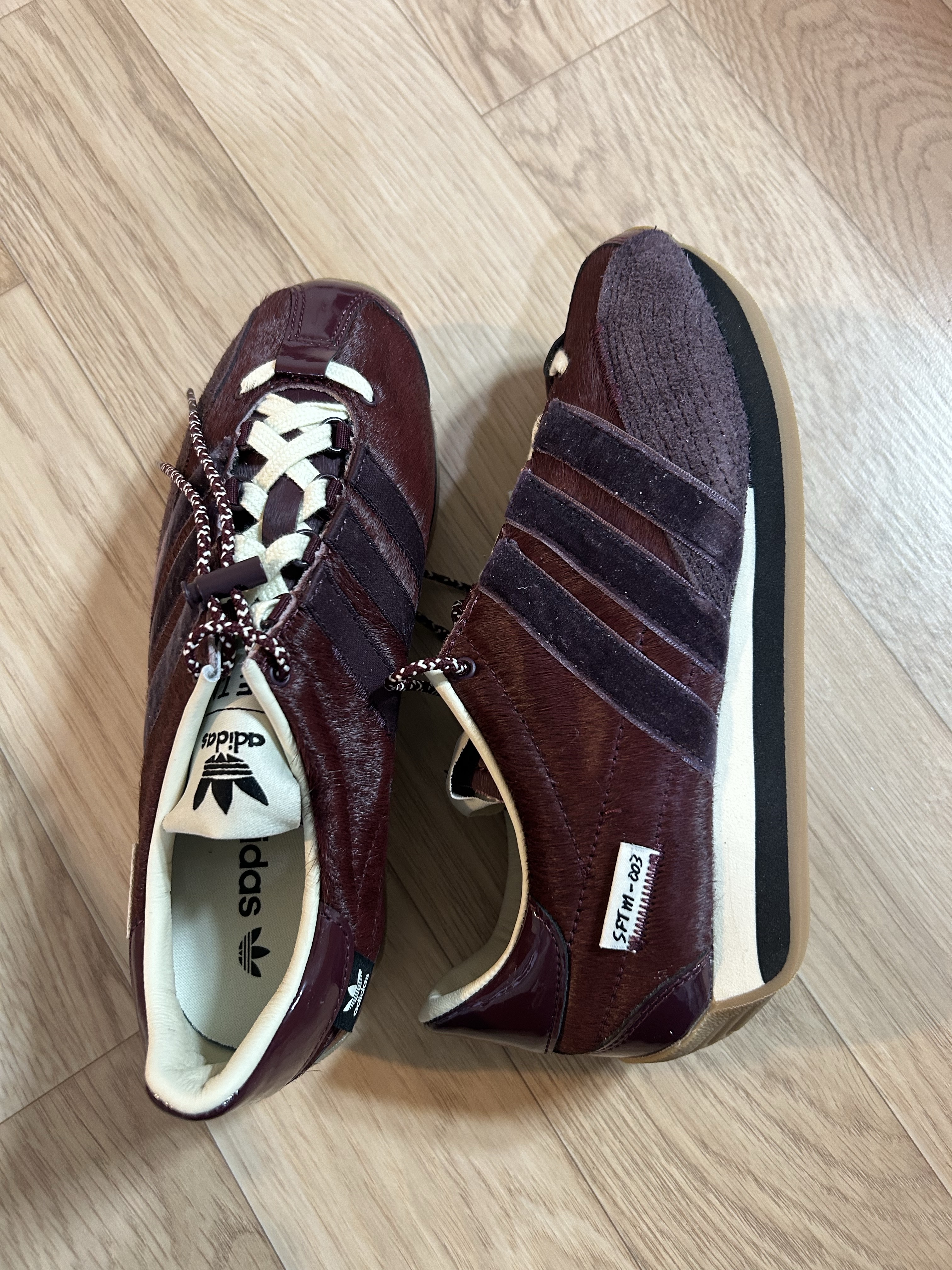 Adidas x Song for the Mute Country OG Maroon Core Black 착용 스타일