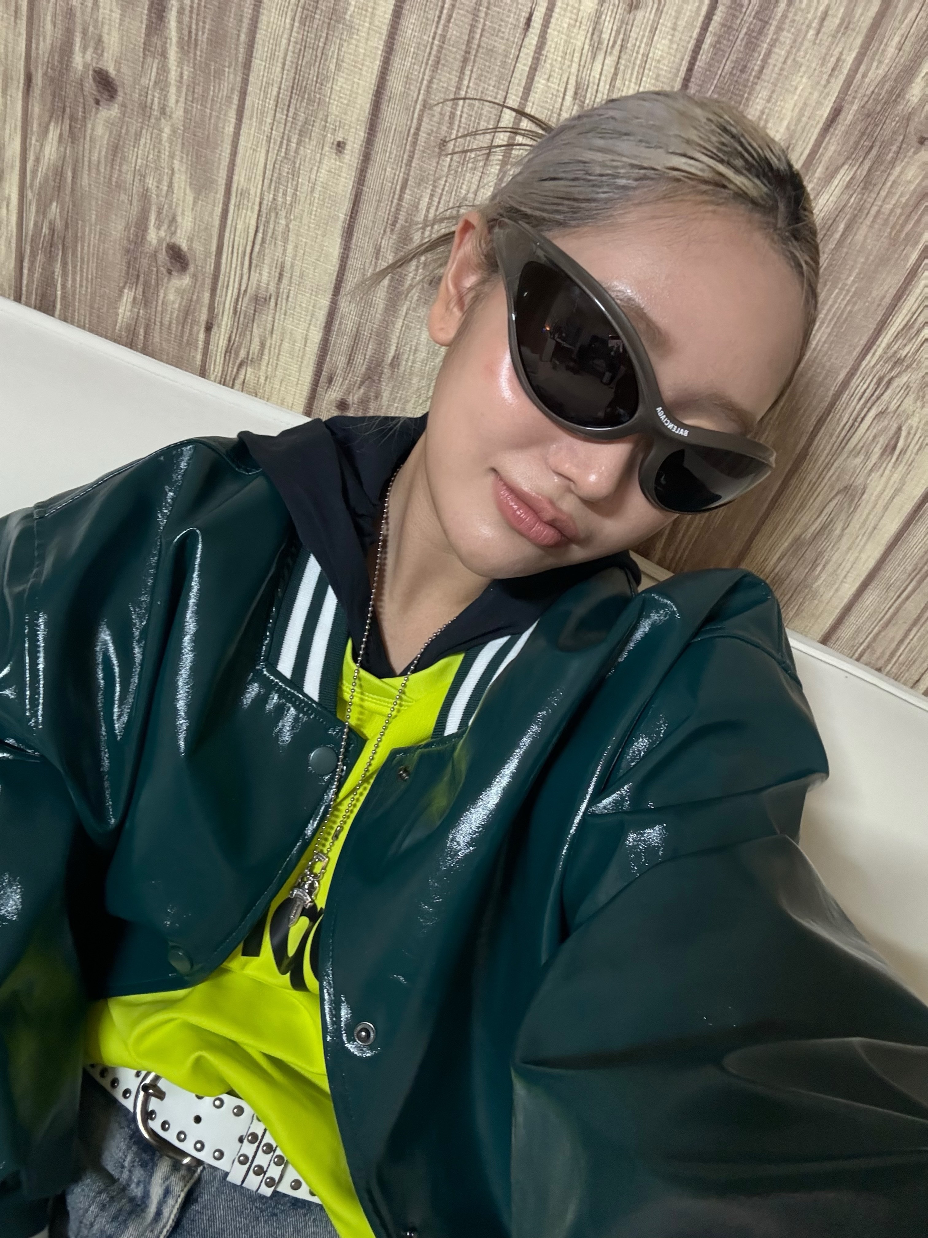 Balenciaga Dynamo Round Sunglasses Black, Supreme Hooded Soccer Jersey Bright Green - 23FW 착용 스타일 - 3