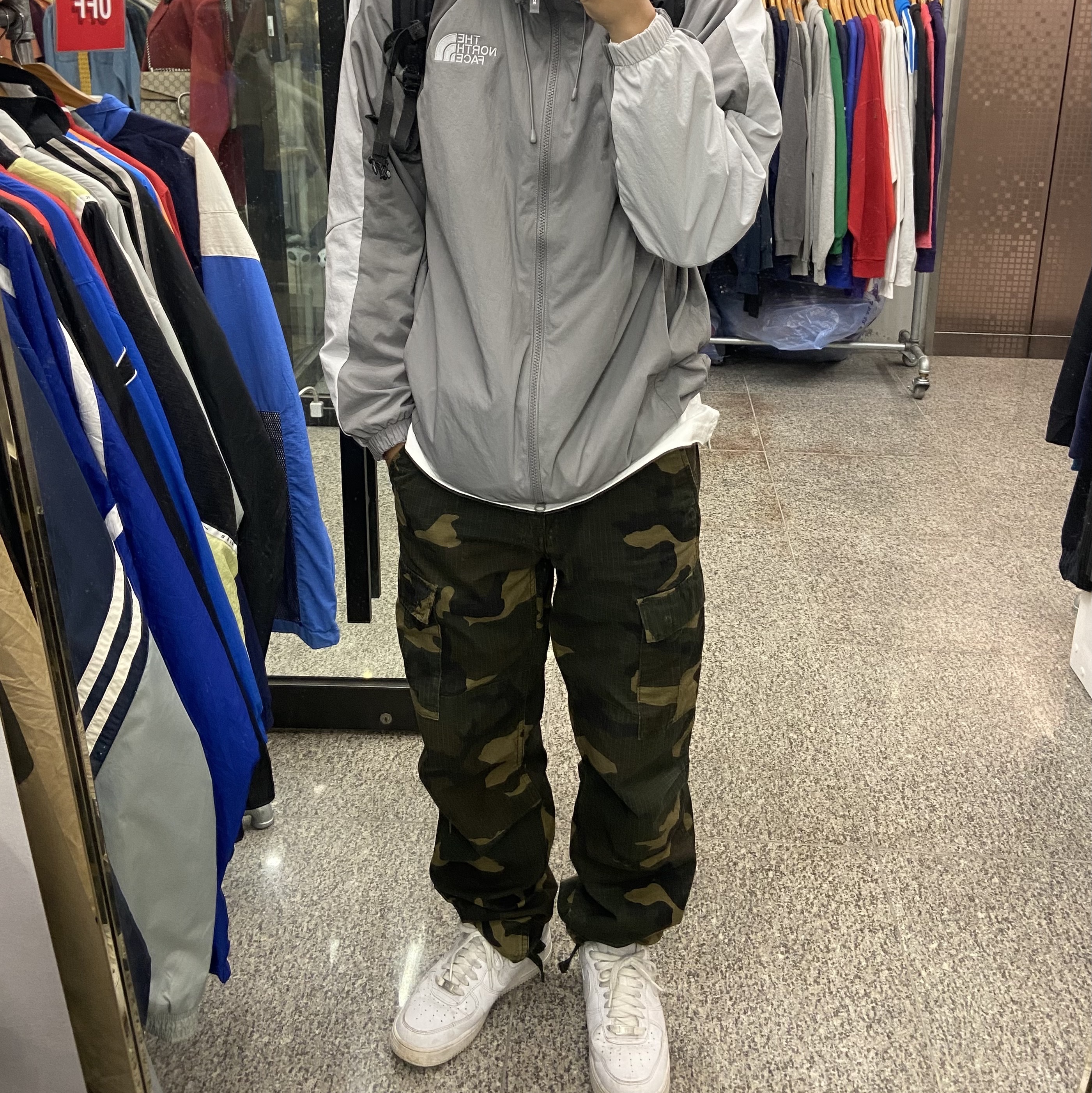 Carhartt WIP Aviation Pants Laurel Camo, The North Face White Label Bandon Jacket Black 착용 스타일 - 1