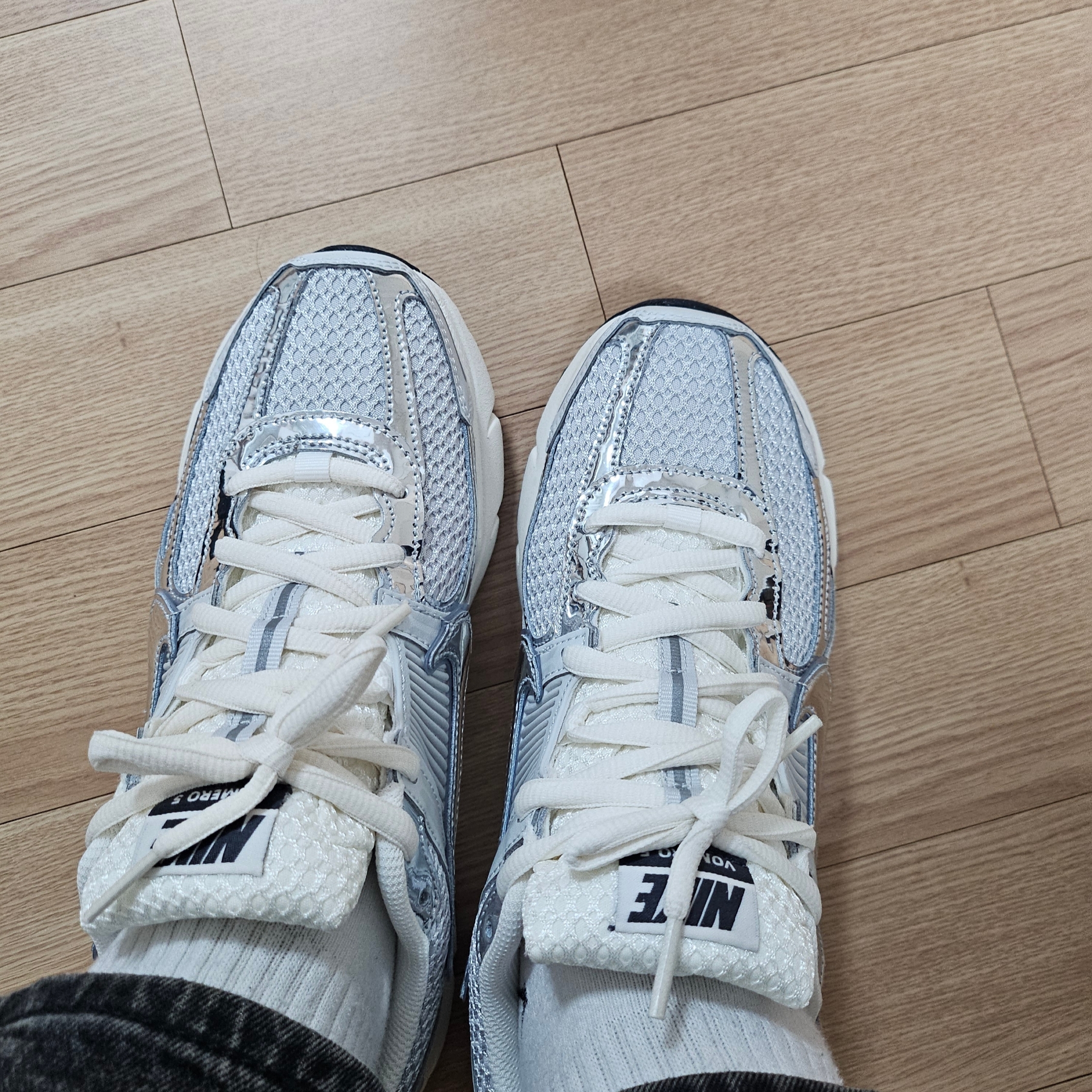 Nike Zoom Vomero 5 Photon Dust Gridiron 착용 스타일 - 1