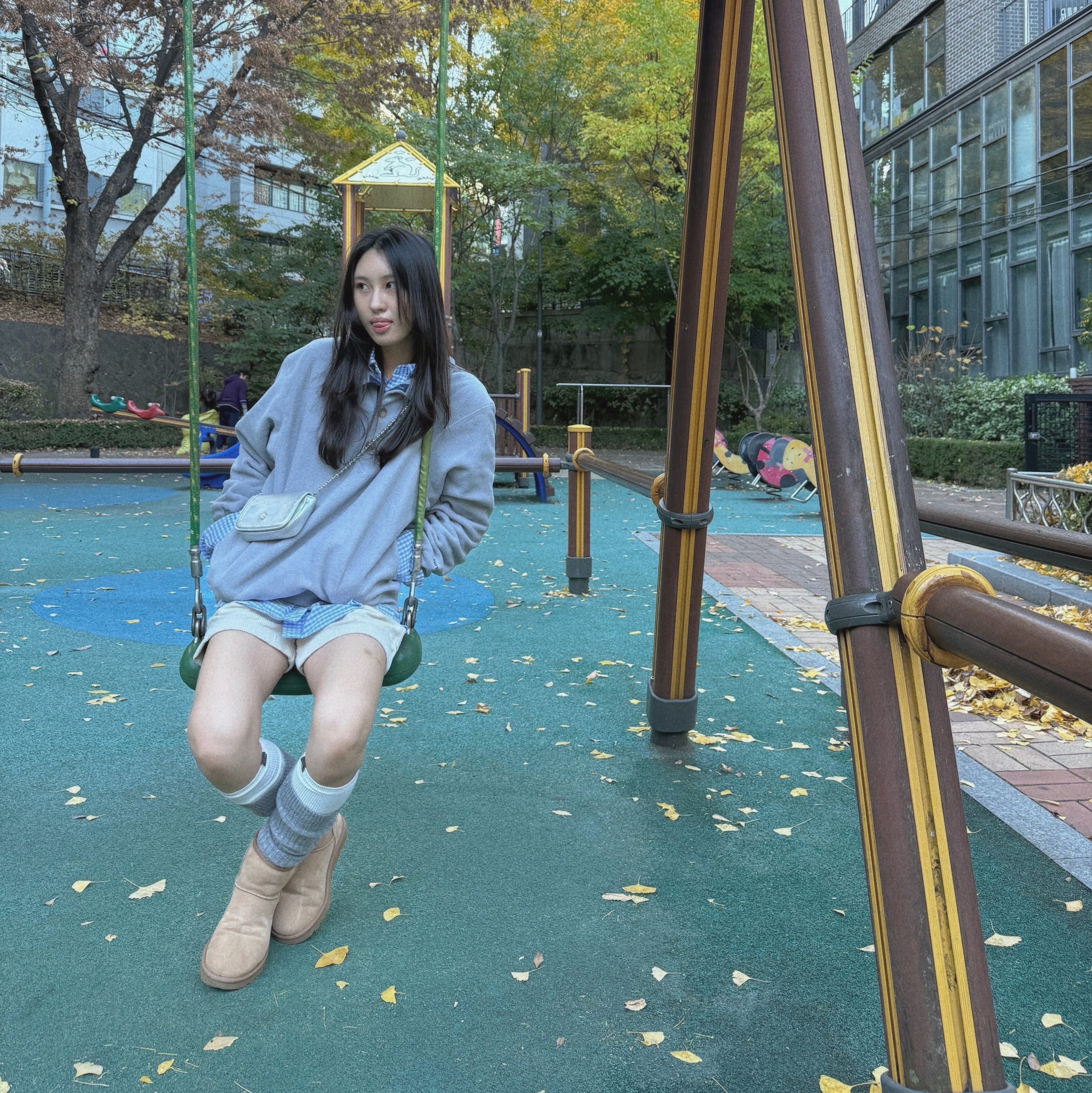 (W) UGG Classic Mini II Boots Chestnut 착용 스타일 - 4