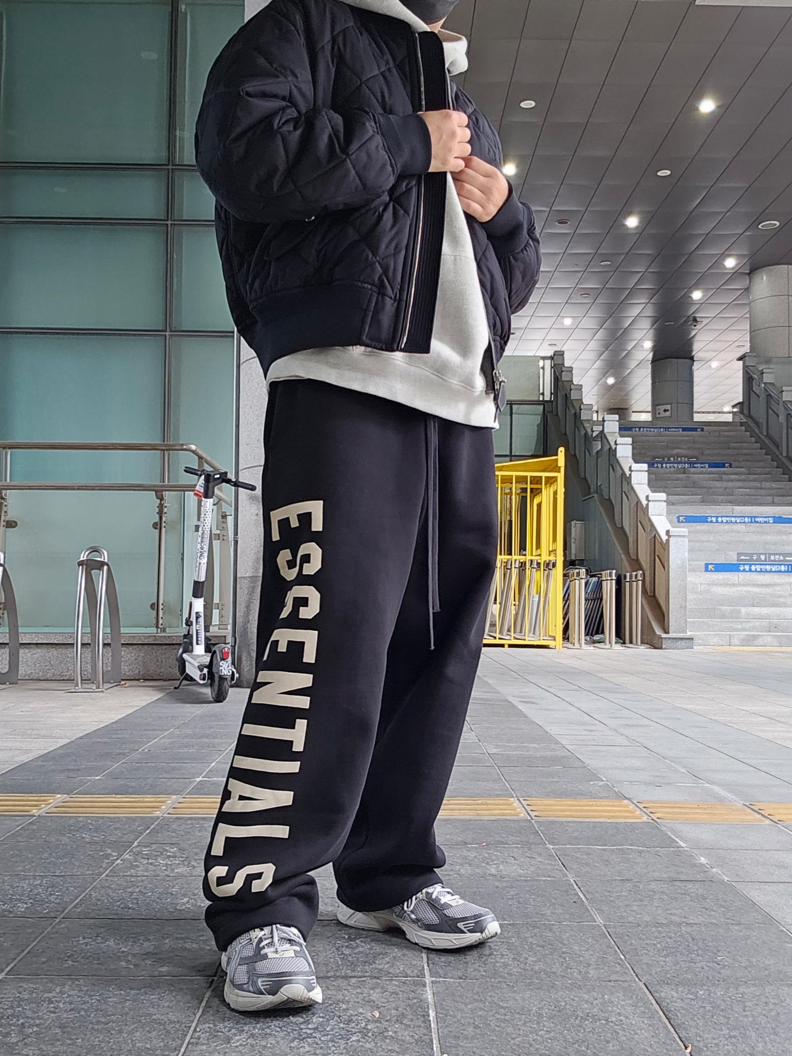 Essentials The Core Collection Pullover Hoodie Oatmeal, Essentials Fleece Relaxed Sweatpant Black - 24FW 착용 스타일 - 3