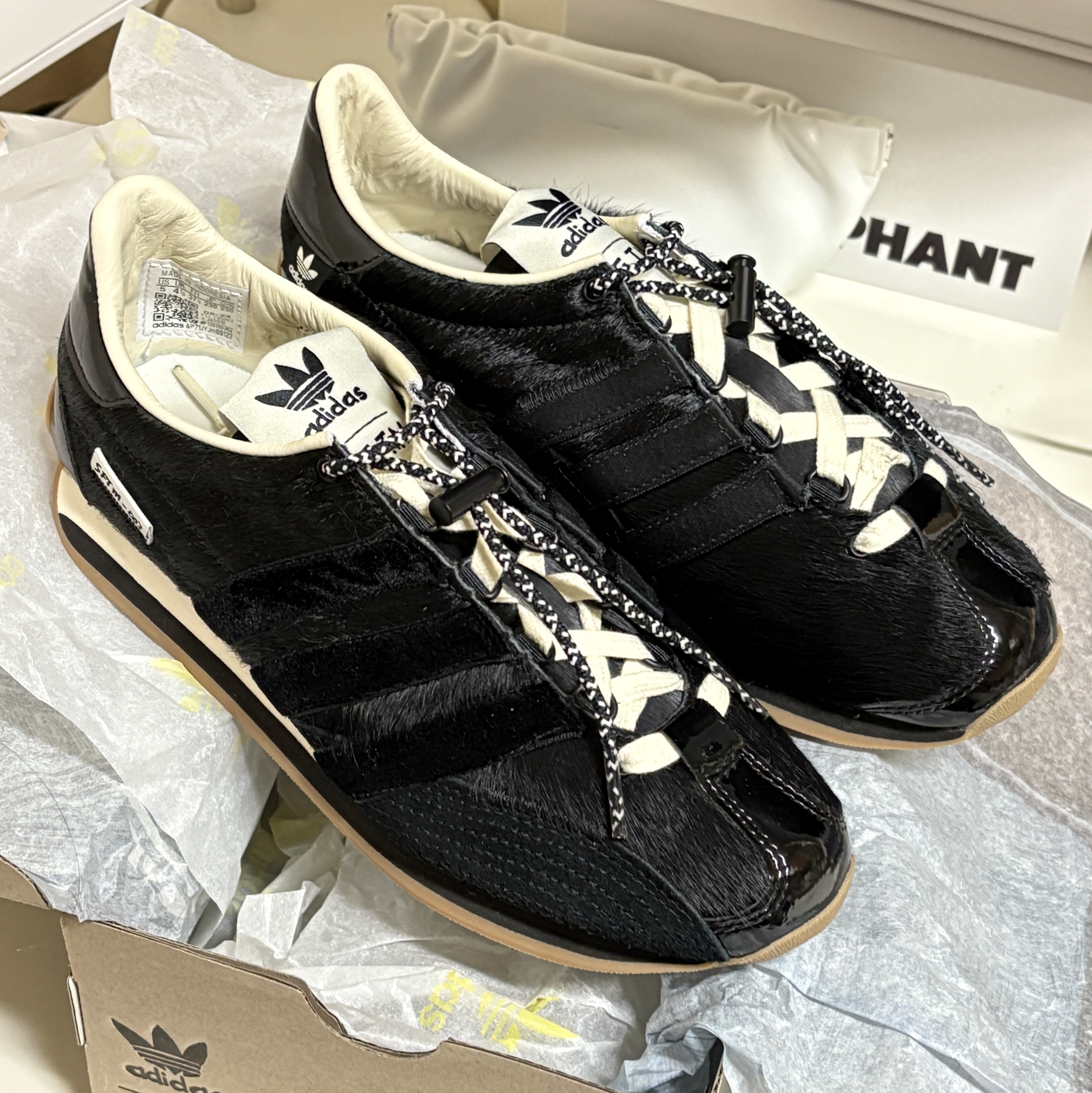 Adidas x Song for the Mute Country OG Core Black Cream White 착용 스타일