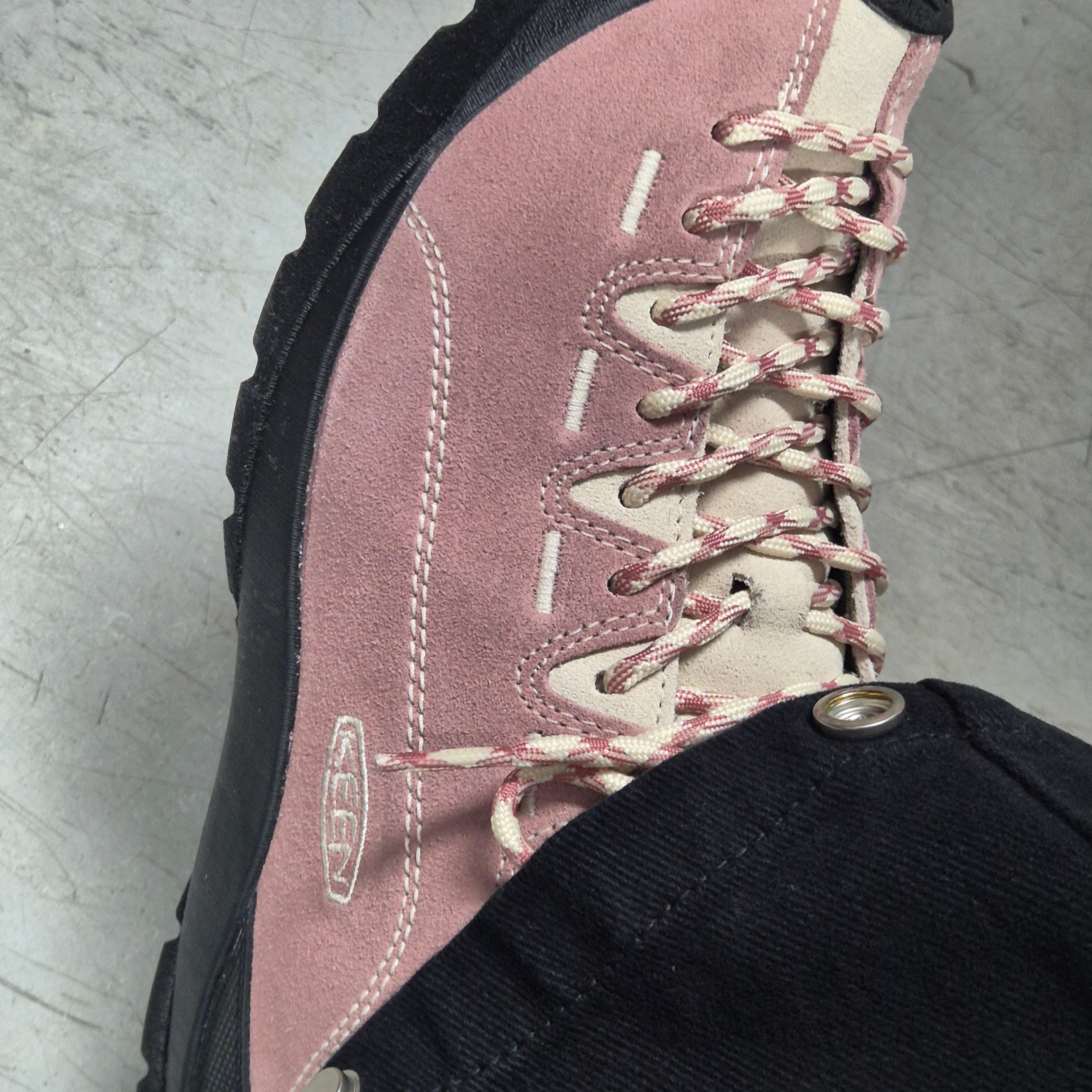 (W) Keen Jasper Suede Sneakers Nostalgia Rose Birch 착용 스타일 - 1