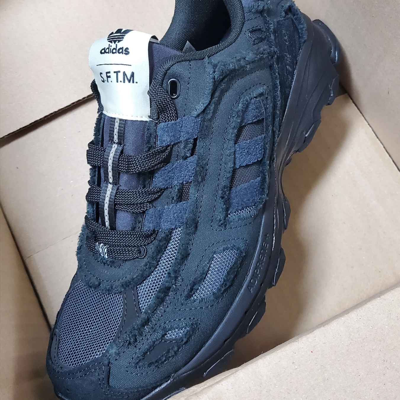 Adidas x Song for the Mute Shadowturf Core Black Night Grey 착용 스타일