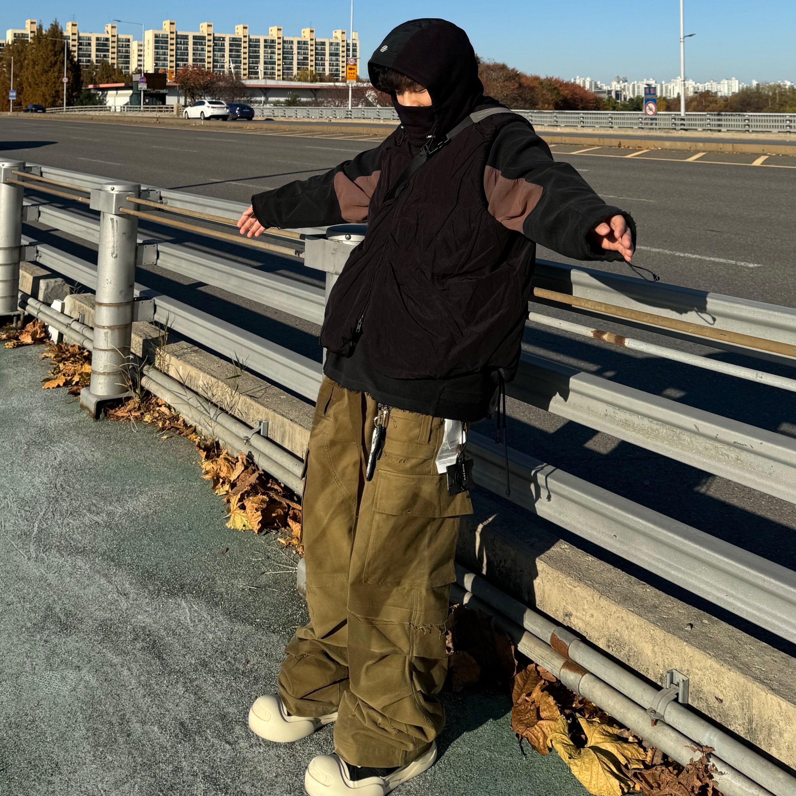 Wapworks Moleskin Belted Cargo Pants Olive Khaki 착용 스타일 - 2